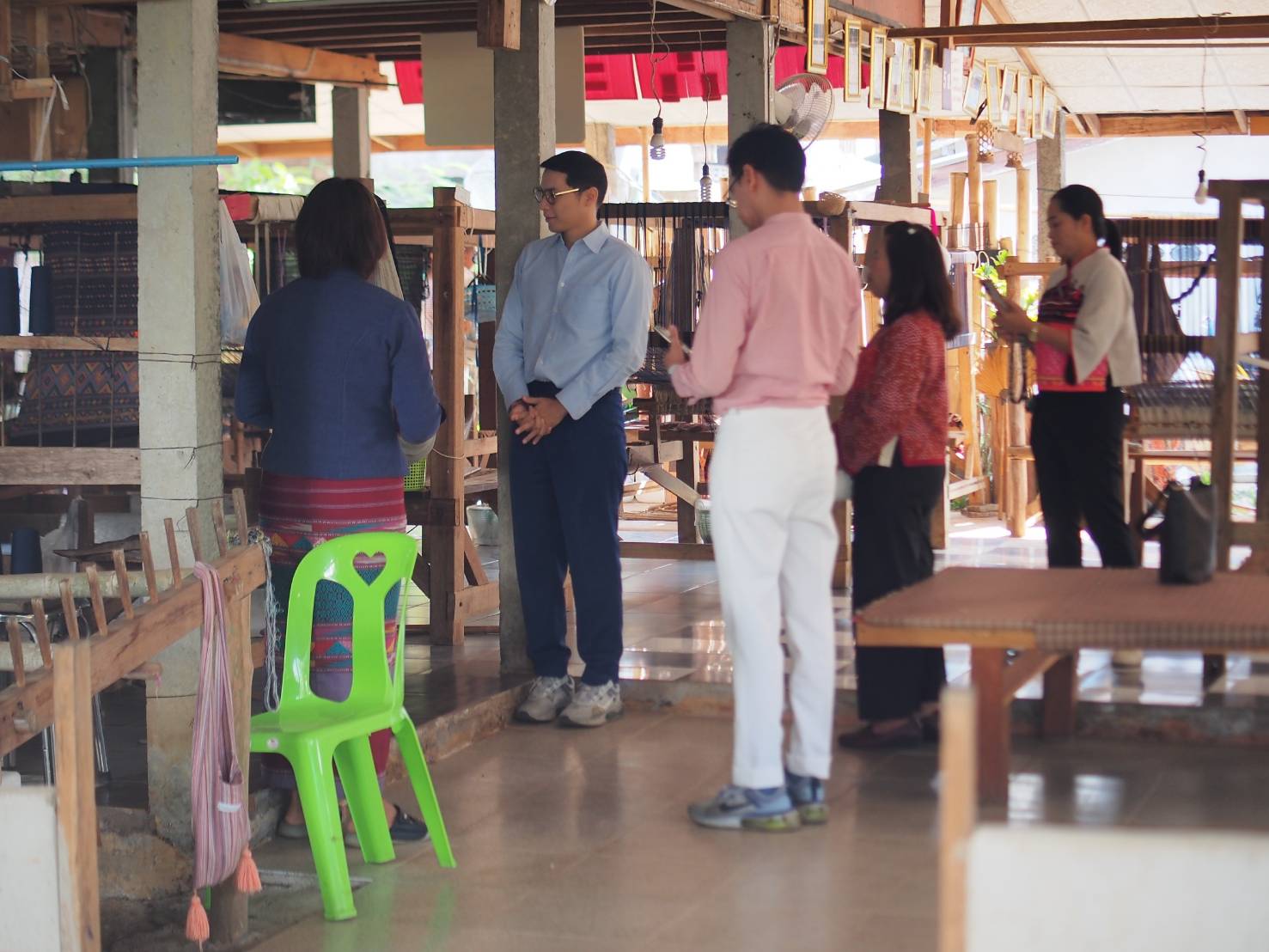 ”พช.น่าน“ต้อนรับดีไซน์เนอร์ แบรนด์ GLAM GOLD LABEL (แกลม โกลด์ เลเบิล) ลงพื้นที่เยี่ยมชม ให้กำลังใจผู้ประกอบการประเภทผ้าและเครื่องแต่งกาย พื้นที่จังหวัดน่าน