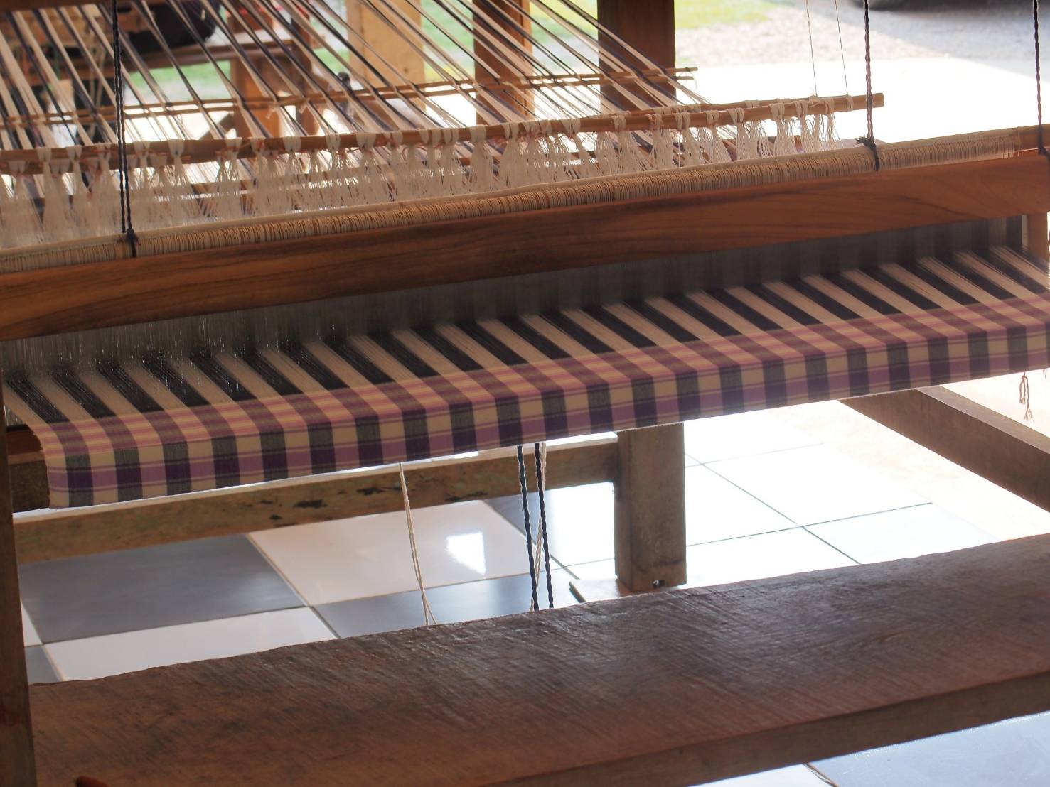 ”พช.น่าน“ต้อนรับดีไซน์เนอร์ แบรนด์ GLAM GOLD LABEL (แกลม โกลด์ เลเบิล) ลงพื้นที่เยี่ยมชม ให้กำลังใจผู้ประกอบการประเภทผ้าและเครื่องแต่งกาย พื้นที่จังหวัดน่าน