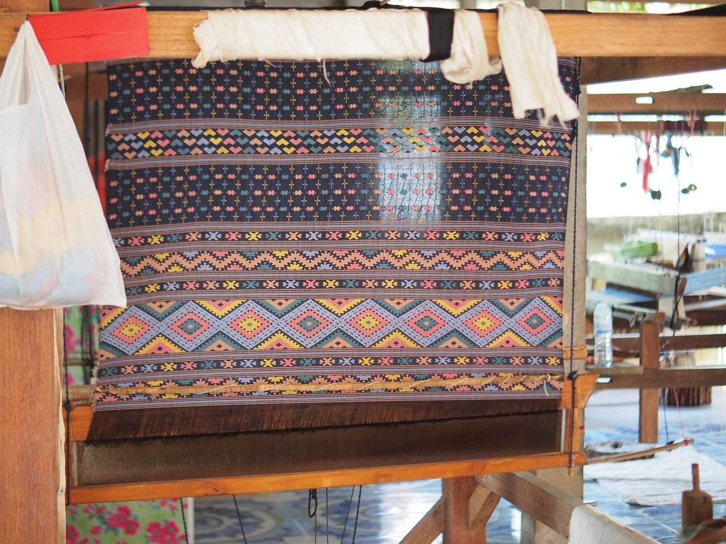 ”พช.น่าน“ต้อนรับดีไซน์เนอร์ แบรนด์ GLAM GOLD LABEL (แกลม โกลด์ เลเบิล) ลงพื้นที่เยี่ยมชม ให้กำลังใจผู้ประกอบการประเภทผ้าและเครื่องแต่งกาย พื้นที่จังหวัดน่าน