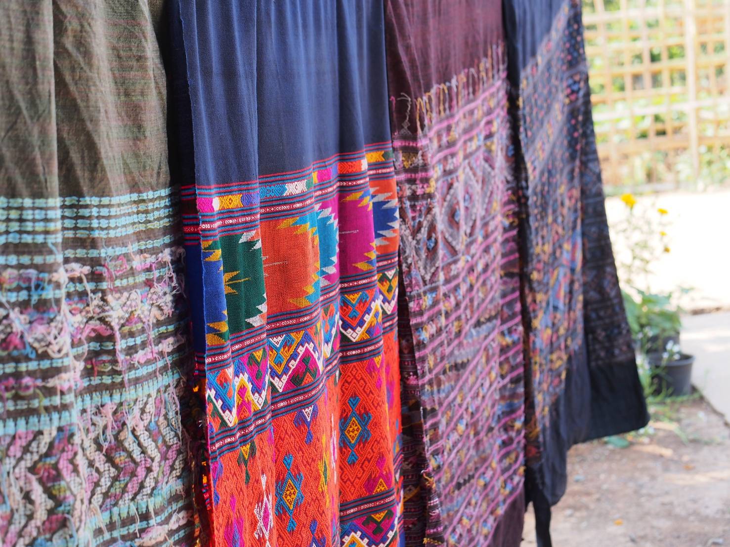 ”พช.น่าน“ต้อนรับดีไซน์เนอร์ แบรนด์ GLAM GOLD LABEL (แกลม โกลด์ เลเบิล) ลงพื้นที่เยี่ยมชม ให้กำลังใจผู้ประกอบการประเภทผ้าและเครื่องแต่งกาย พื้นที่จังหวัดน่าน