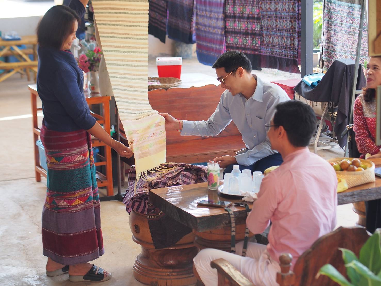 ”พช.น่าน“ต้อนรับดีไซน์เนอร์ แบรนด์ GLAM GOLD LABEL (แกลม โกลด์ เลเบิล) ลงพื้นที่เยี่ยมชม ให้กำลังใจผู้ประกอบการประเภทผ้าและเครื่องแต่งกาย พื้นที่จังหวัดน่าน