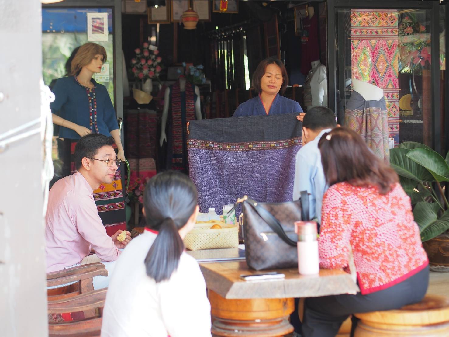 ”พช.น่าน“ต้อนรับดีไซน์เนอร์ แบรนด์ GLAM GOLD LABEL (แกลม โกลด์ เลเบิล) ลงพื้นที่เยี่ยมชม ให้กำลังใจผู้ประกอบการประเภทผ้าและเครื่องแต่งกาย พื้นที่จังหวัดน่าน