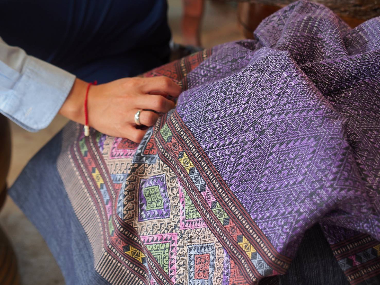 ”พช.น่าน“ต้อนรับดีไซน์เนอร์ แบรนด์ GLAM GOLD LABEL (แกลม โกลด์ เลเบิล) ลงพื้นที่เยี่ยมชม ให้กำลังใจผู้ประกอบการประเภทผ้าและเครื่องแต่งกาย พื้นที่จังหวัดน่าน