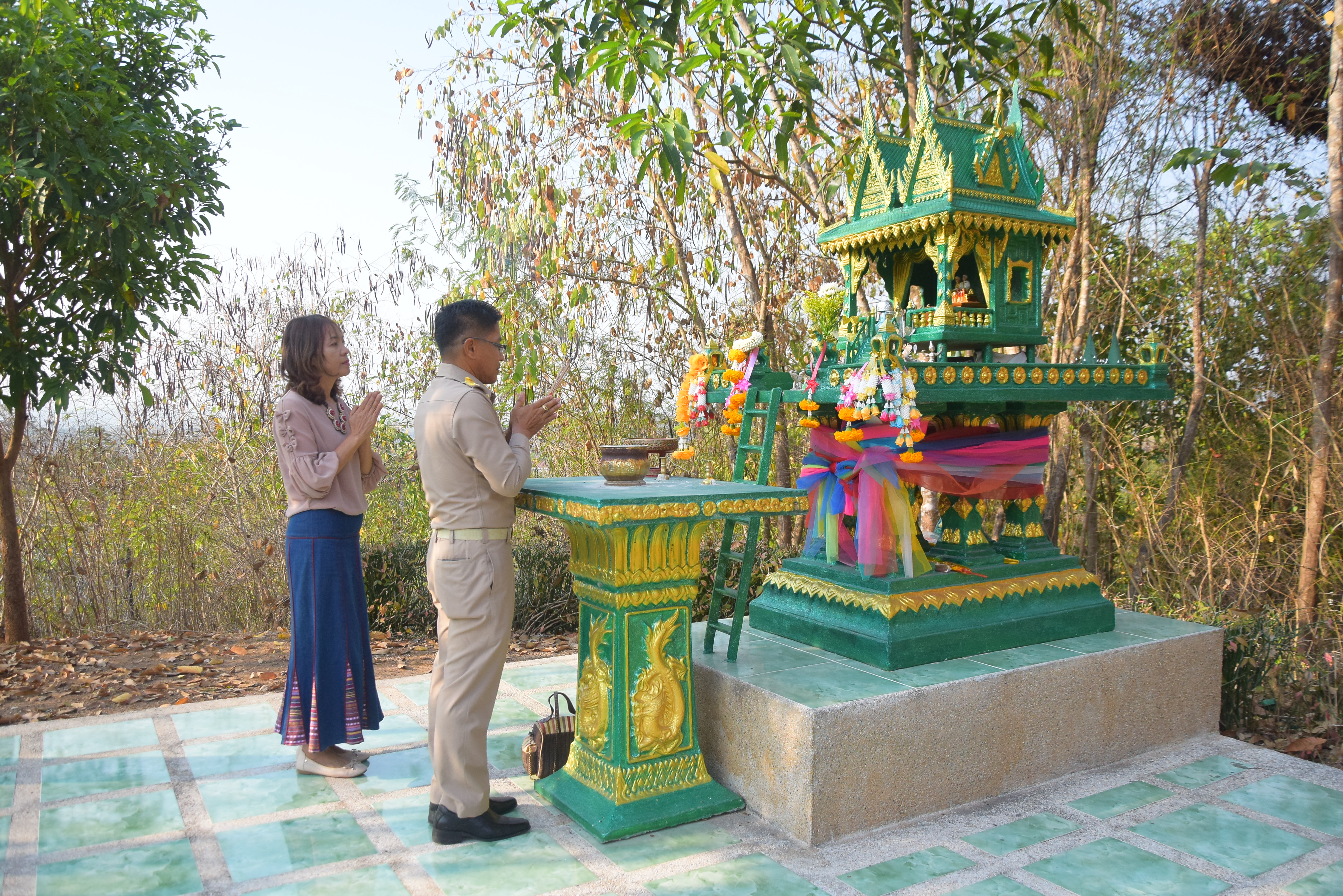 พจ.น่าน เคารพสิ่งศักสิทธิ์ประจำศาลากลางจังหวัดน่าน เนื่องในโอกาสเข้ารับตำแหน่งวันแรก