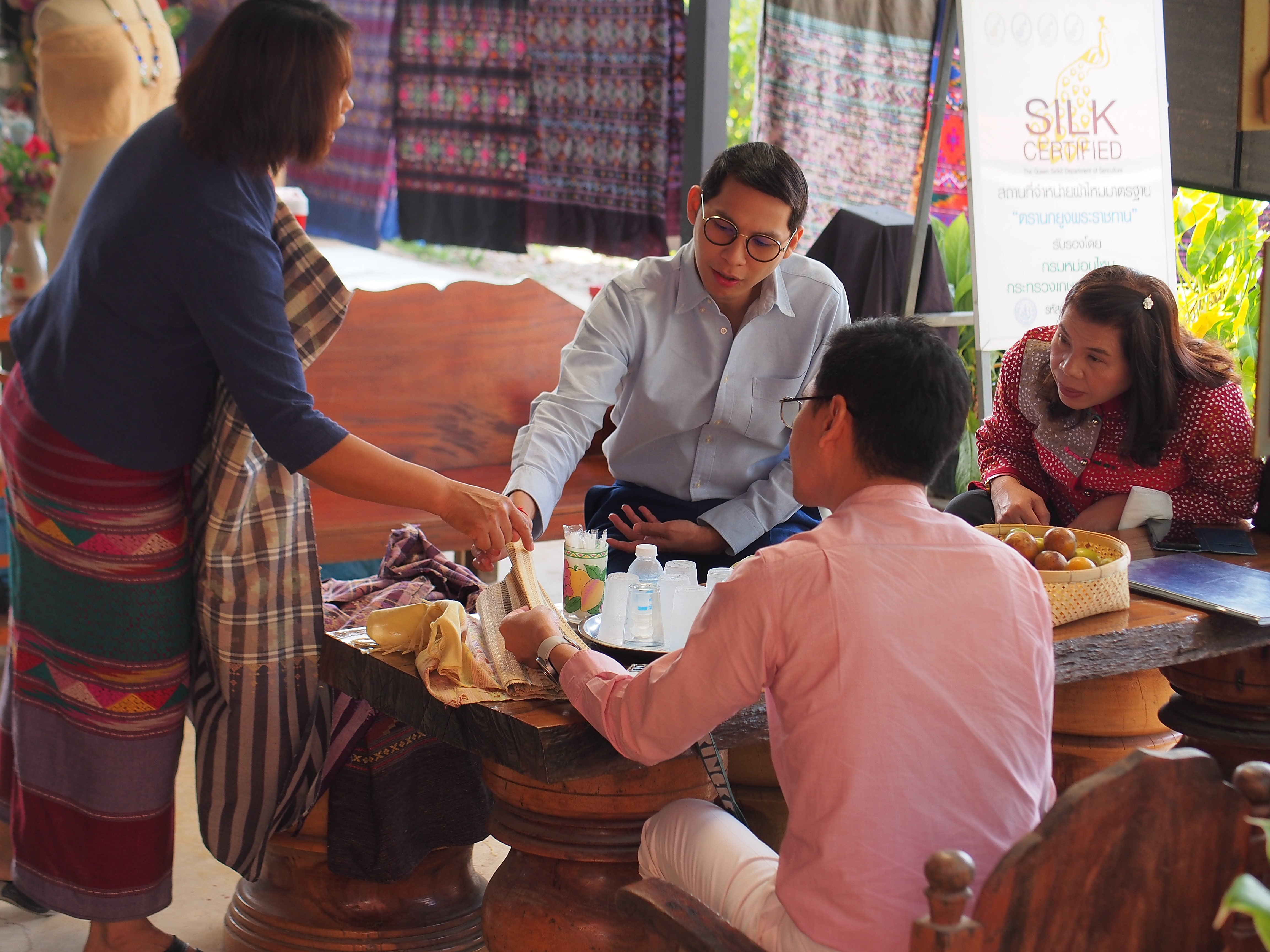 ”พช.น่าน“ต้อนรับดีไซน์เนอร์ แบรนด์ GLAM GOLD LABEL (แกลม โกลด์ เลเบิล) ลงพื้นที่เยี่ยมชม ให้กำลังใจผู้ประกอบการประเภทผ้าและเครื่องแต่งกาย พื้นที่จังหวัดน่าน