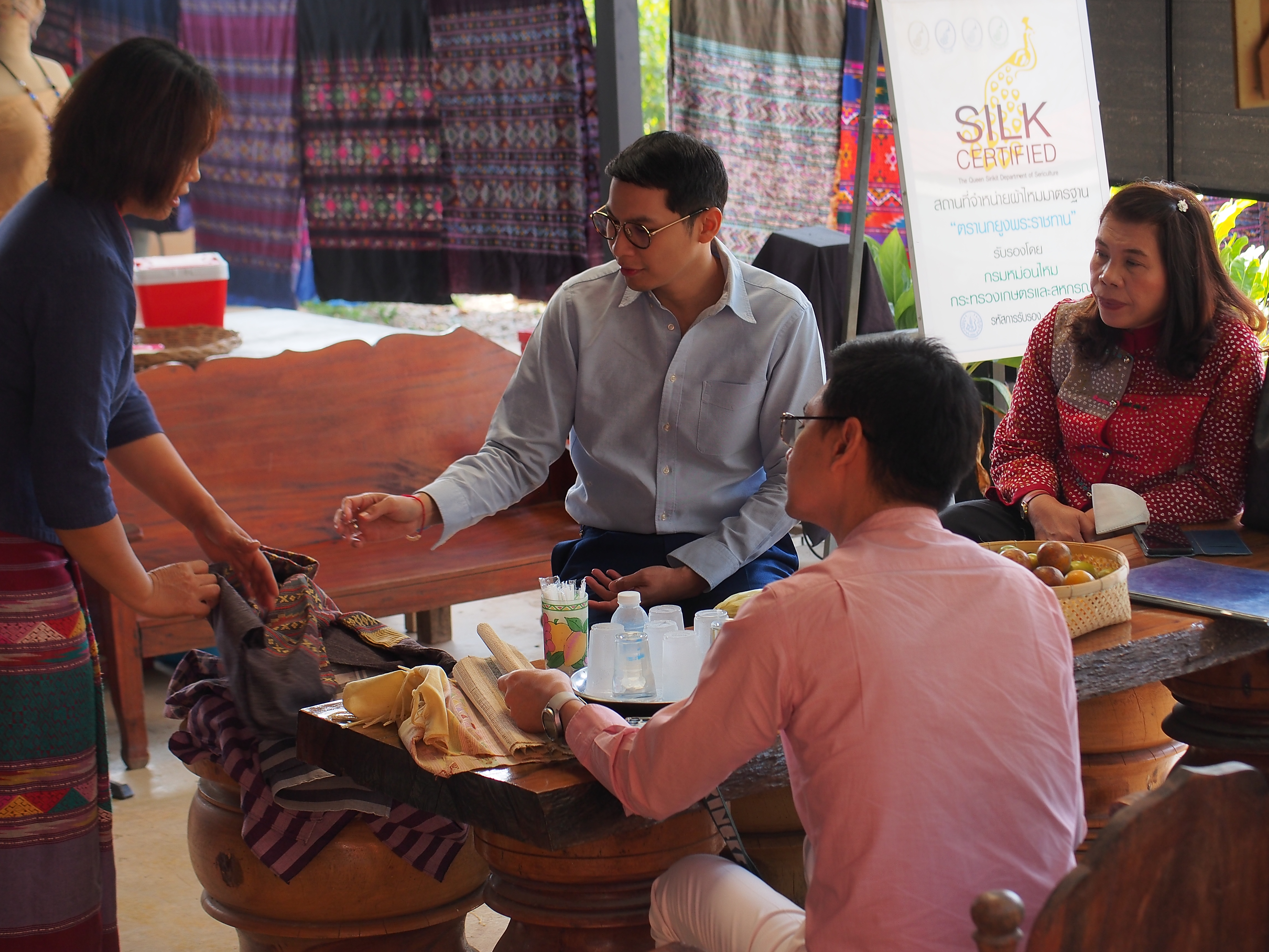 ”พช.น่าน“ต้อนรับดีไซน์เนอร์ แบรนด์ GLAM GOLD LABEL (แกลม โกลด์ เลเบิล) ลงพื้นที่เยี่ยมชม ให้กำลังใจผู้ประกอบการประเภทผ้าและเครื่องแต่งกาย พื้นที่จังหวัดน่าน