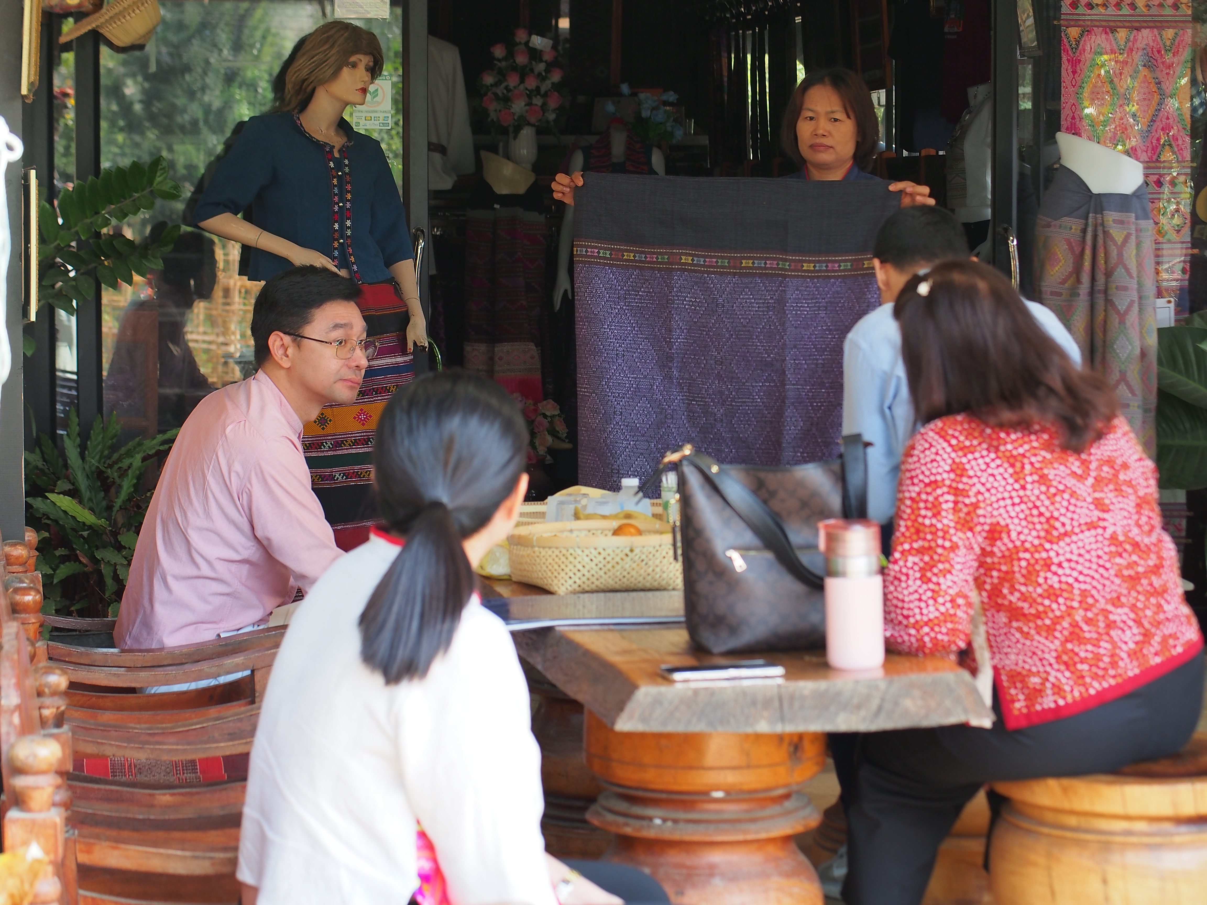 ”พช.น่าน“ต้อนรับดีไซน์เนอร์ แบรนด์ GLAM GOLD LABEL (แกลม โกลด์ เลเบิล) ลงพื้นที่เยี่ยมชม ให้กำลังใจผู้ประกอบการประเภทผ้าและเครื่องแต่งกาย พื้นที่จังหวัดน่าน