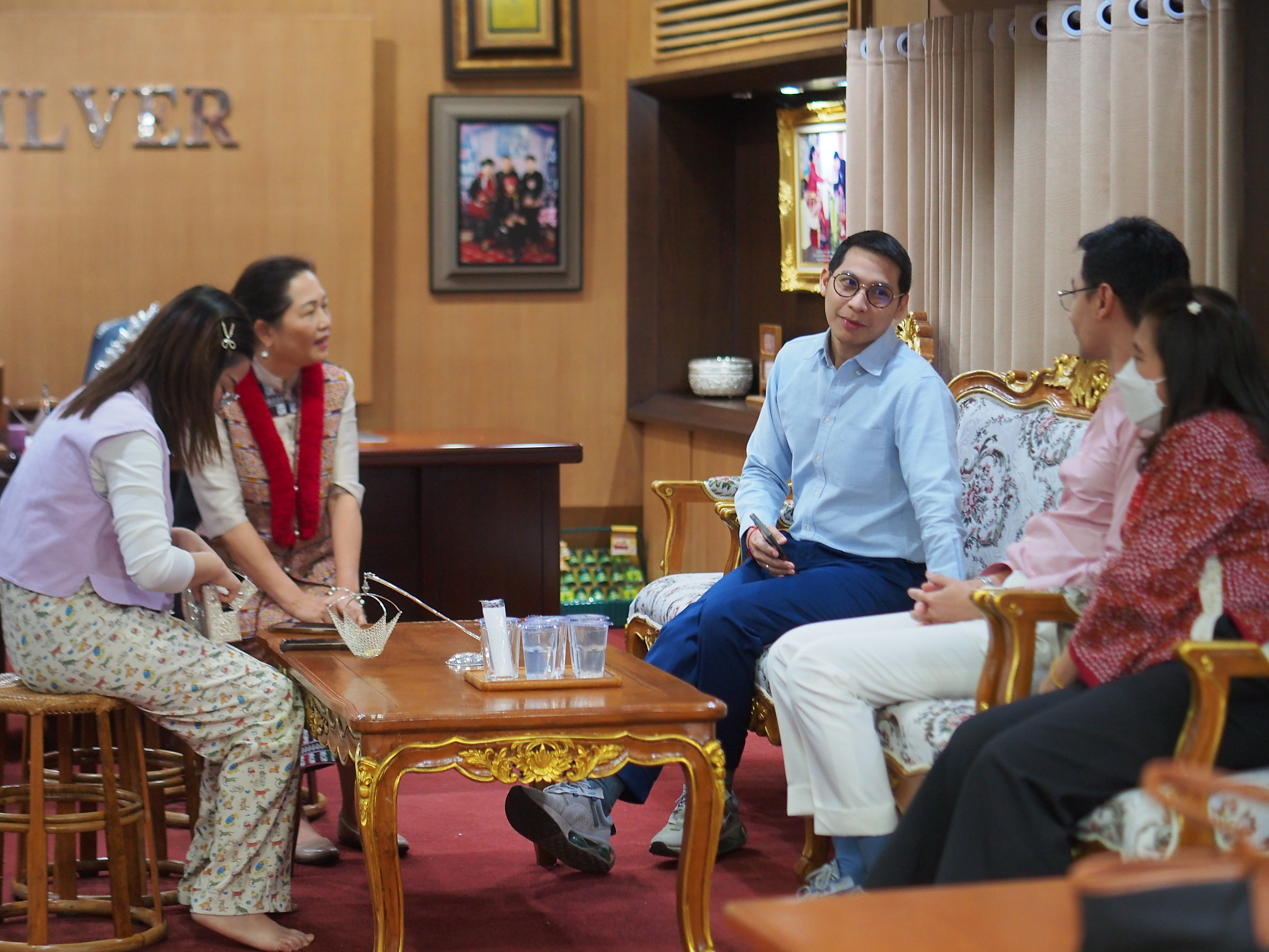 ”พช.น่าน“ต้อนรับดีไซน์เนอร์ แบรนด์ GLAM GOLD LABEL (แกลม โกลด์ เลเบิล) ลงพื้นที่เยี่ยมชม ให้กำลังใจผู้ประกอบการประเภทผ้าและเครื่องแต่งกาย พื้นที่จังหวัดน่าน