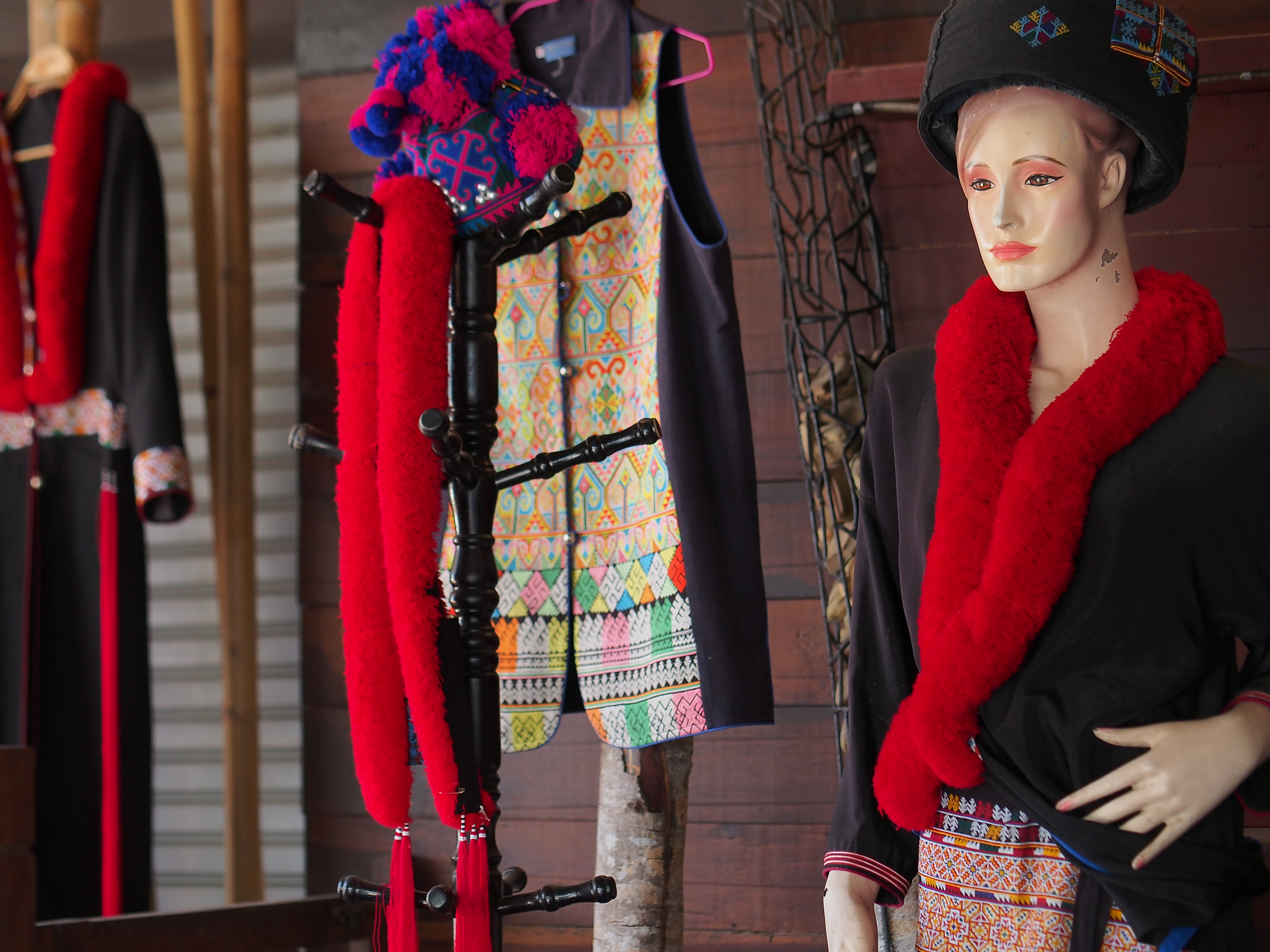 ”พช.น่าน“ต้อนรับดีไซน์เนอร์ แบรนด์ GLAM GOLD LABEL (แกลม โกลด์ เลเบิล) ลงพื้นที่เยี่ยมชม ให้กำลังใจผู้ประกอบการประเภทผ้าและเครื่องแต่งกาย พื้นที่จังหวัดน่าน