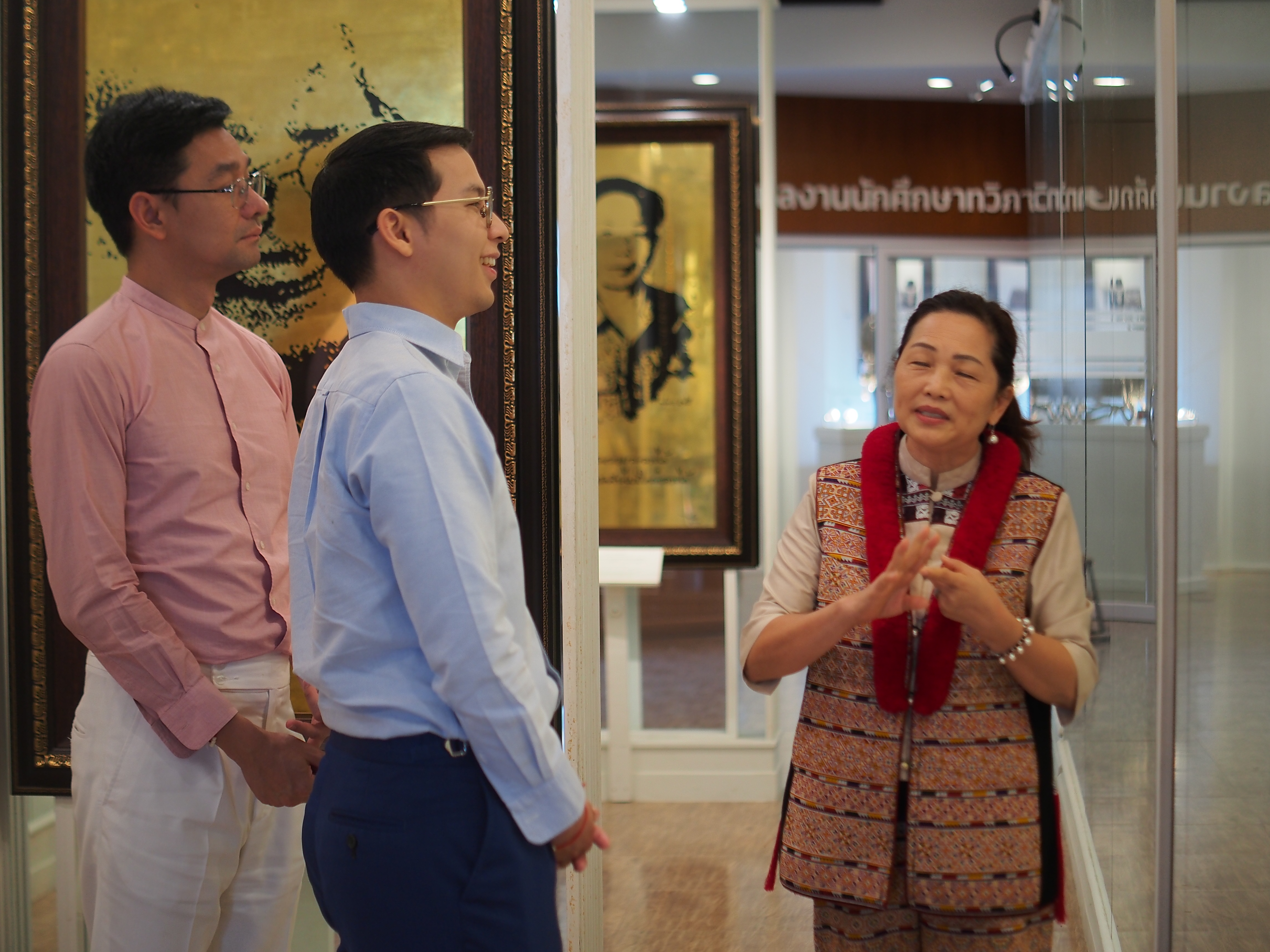 ”พช.น่าน“ต้อนรับดีไซน์เนอร์ แบรนด์ GLAM GOLD LABEL (แกลม โกลด์ เลเบิล) ลงพื้นที่เยี่ยมชม ให้กำลังใจผู้ประกอบการประเภทผ้าและเครื่องแต่งกาย พื้นที่จังหวัดน่าน