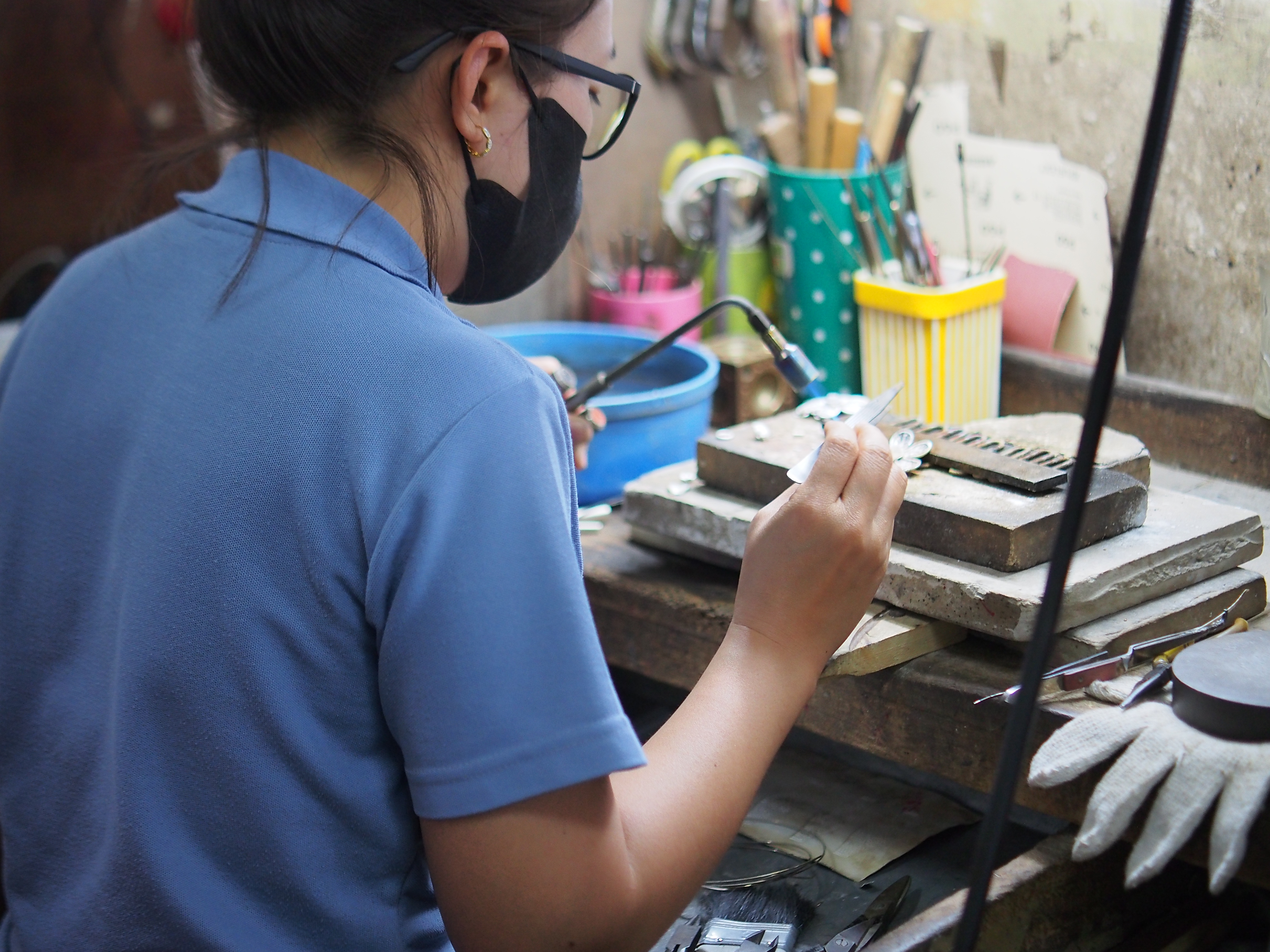 ”พช.น่าน“ต้อนรับดีไซน์เนอร์ แบรนด์ GLAM GOLD LABEL (แกลม โกลด์ เลเบิล) ลงพื้นที่เยี่ยมชม ให้กำลังใจผู้ประกอบการประเภทผ้าและเครื่องแต่งกาย พื้นที่จังหวัดน่าน