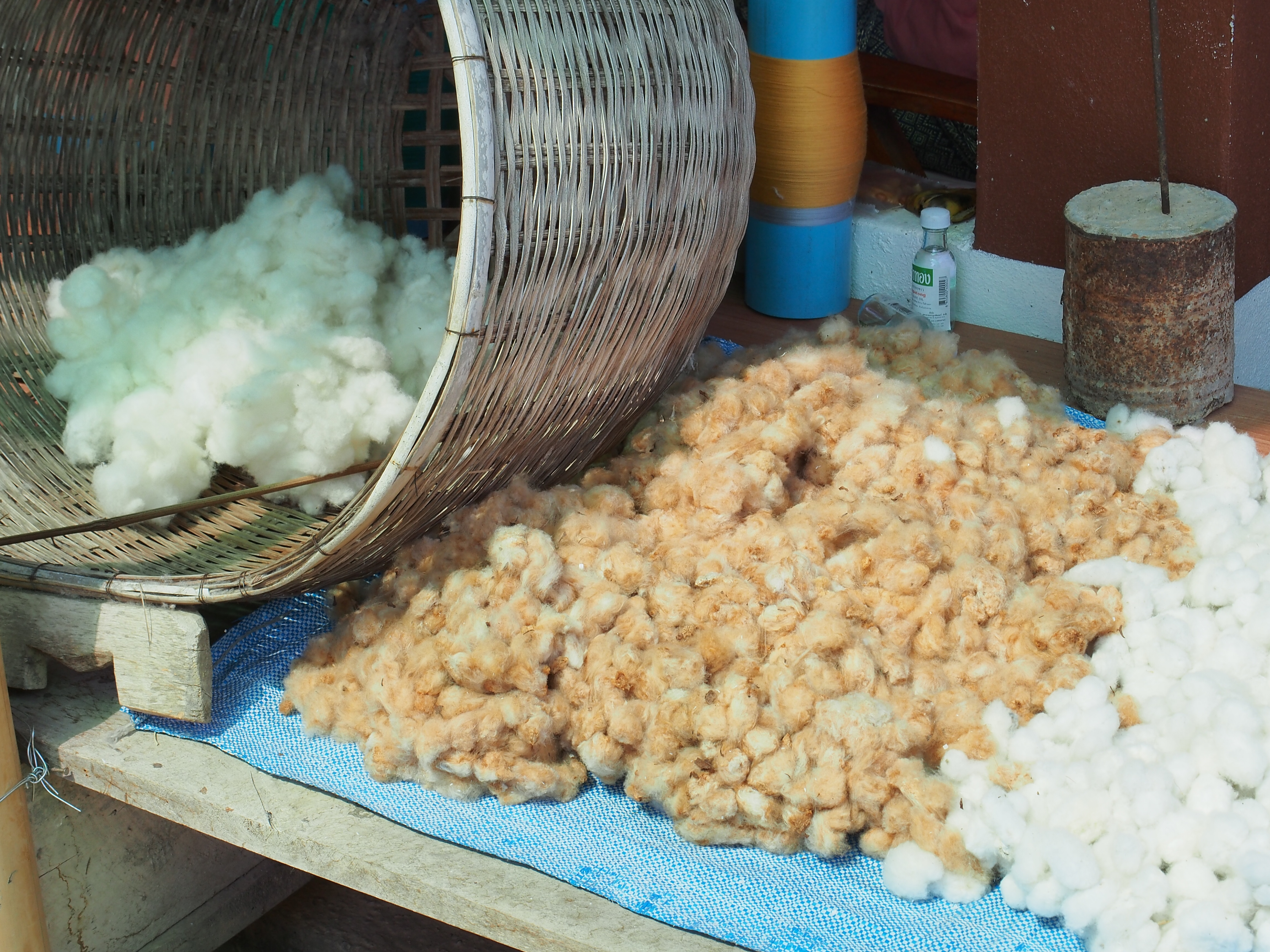 ”พช.น่าน“ต้อนรับดีไซน์เนอร์ แบรนด์ GLAM GOLD LABEL (แกลม โกลด์ เลเบิล) ลงพื้นที่เยี่ยมชม ให้กำลังใจผู้ประกอบการประเภทผ้าและเครื่องแต่งกาย พื้นที่จังหวัดน่าน