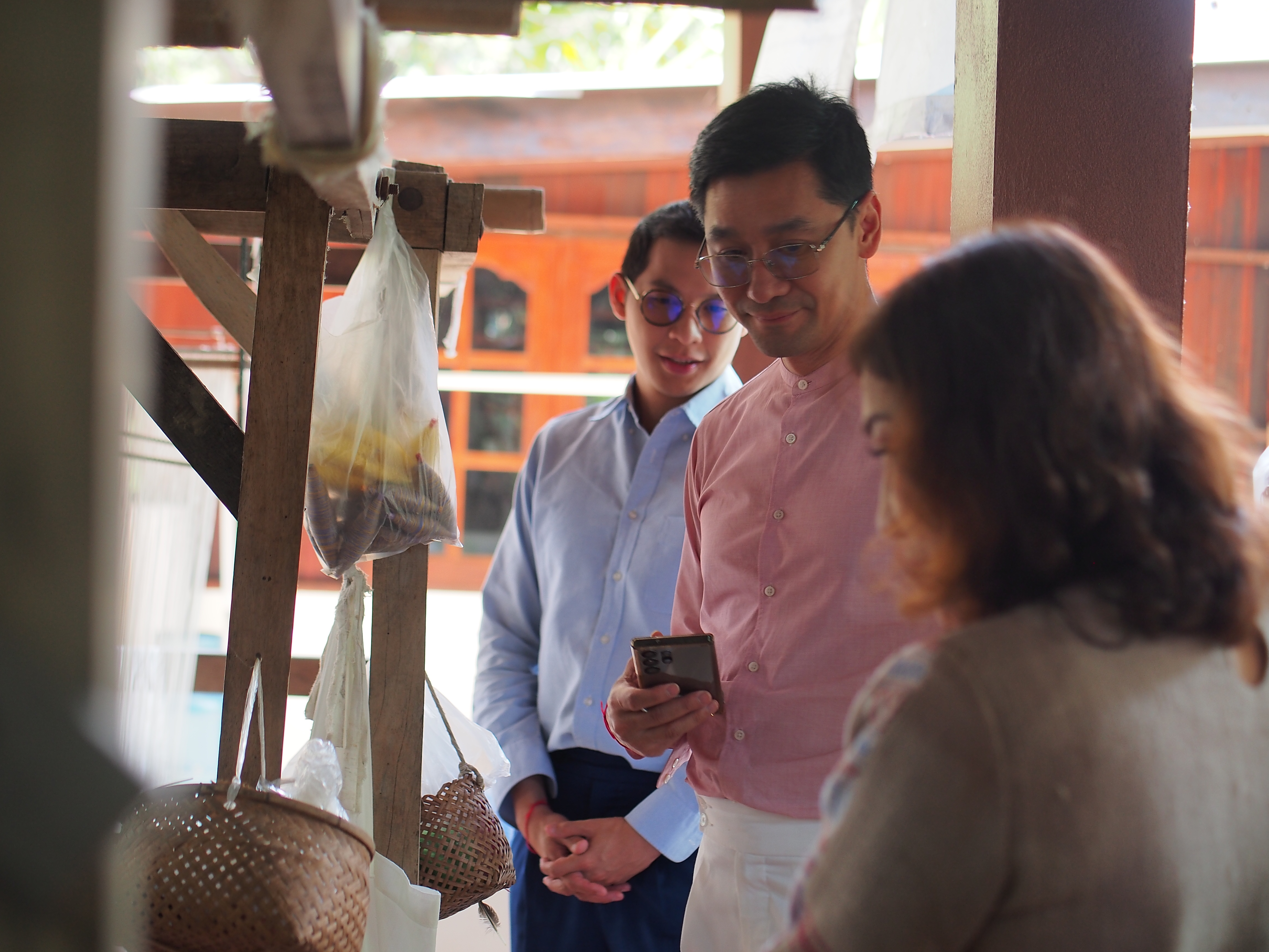 ”พช.น่าน“ต้อนรับดีไซน์เนอร์ แบรนด์ GLAM GOLD LABEL (แกลม โกลด์ เลเบิล) ลงพื้นที่เยี่ยมชม ให้กำลังใจผู้ประกอบการประเภทผ้าและเครื่องแต่งกาย พื้นที่จังหวัดน่าน