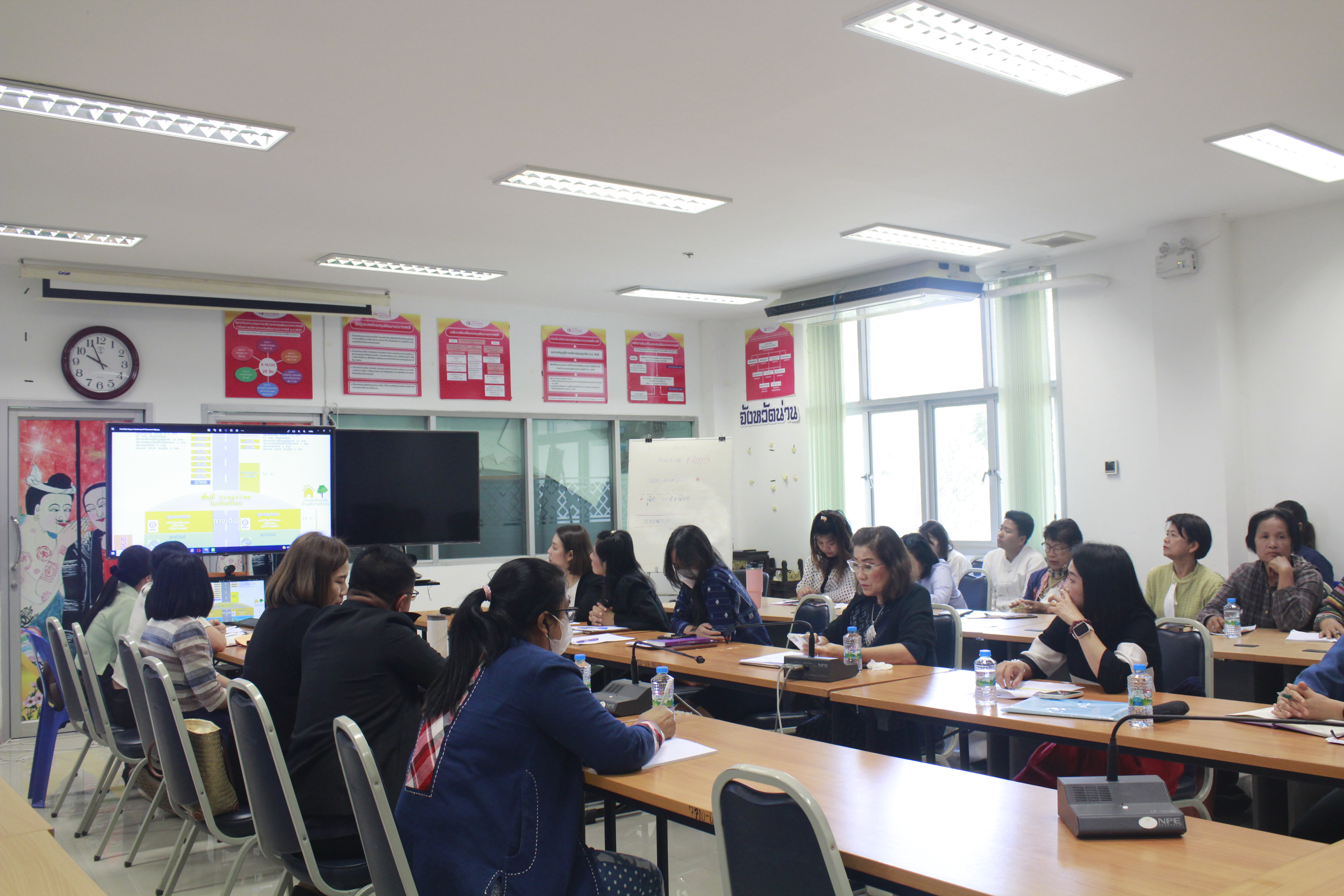 พช.น่าน   ประชุมเตรียมความพร้อมการดําเนินงานฝ่ายจัดแสดงและจําหน่ายผลิตภัณฑ์ชุมชน (OTOP) ผลิตภัณฑ์ Creative และของดีเมืองน่าน