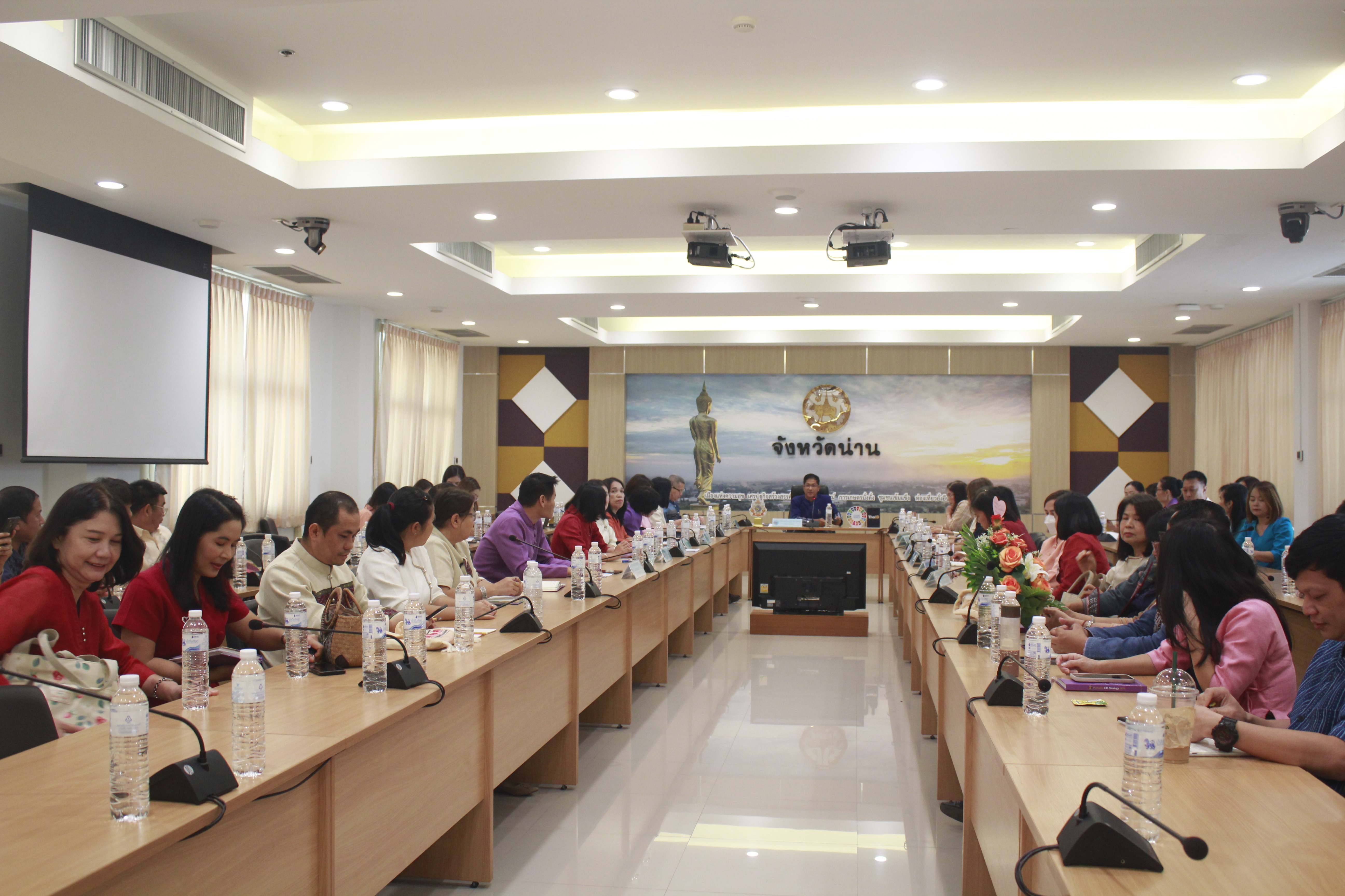 พจ.น่าน ประชุมมอบนโยบายการปฎิบัติงานแก่ข้าราชการ ในสังกัดสำนักงานพัฒนาชุมชน จังหวัดน่าน
