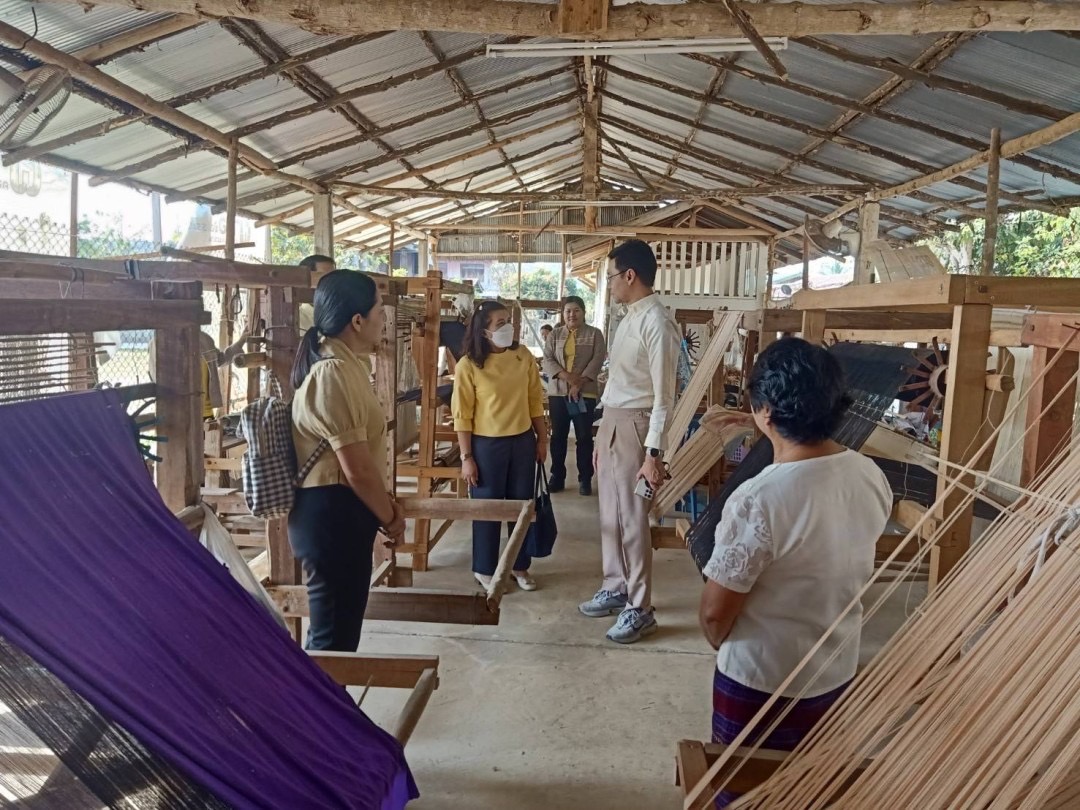 พช.น่าน“ต้อนรับดีไซน์เนอร์ แบรนด์ GLAM GOLD LABEL (แกลม โกลด์ เลเบิล) ลงพื้นที่เยี่ยมชม ให้กำลังใจผู้ประกอบการประเภทผ้าและเครื่องแต่งกาย พื้นที่จังหวัดน่าน