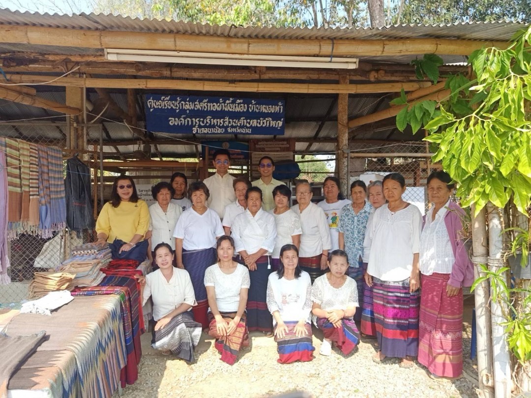 พช.น่าน“ต้อนรับดีไซน์เนอร์ แบรนด์ GLAM GOLD LABEL (แกลม โกลด์ เลเบิล) ลงพื้นที่เยี่ยมชม ให้กำลังใจผู้ประกอบการประเภทผ้าและเครื่องแต่งกาย พื้นที่จังหวัดน่าน