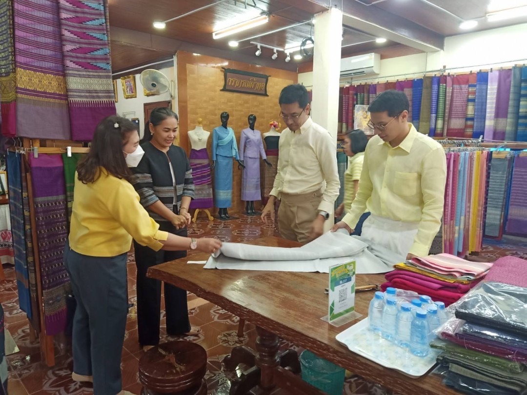 พช.น่าน“ต้อนรับดีไซน์เนอร์ แบรนด์ GLAM GOLD LABEL (แกลม โกลด์ เลเบิล) ลงพื้นที่เยี่ยมชม ให้กำลังใจผู้ประกอบการประเภทผ้าและเครื่องแต่งกาย พื้นที่จังหวัดน่าน