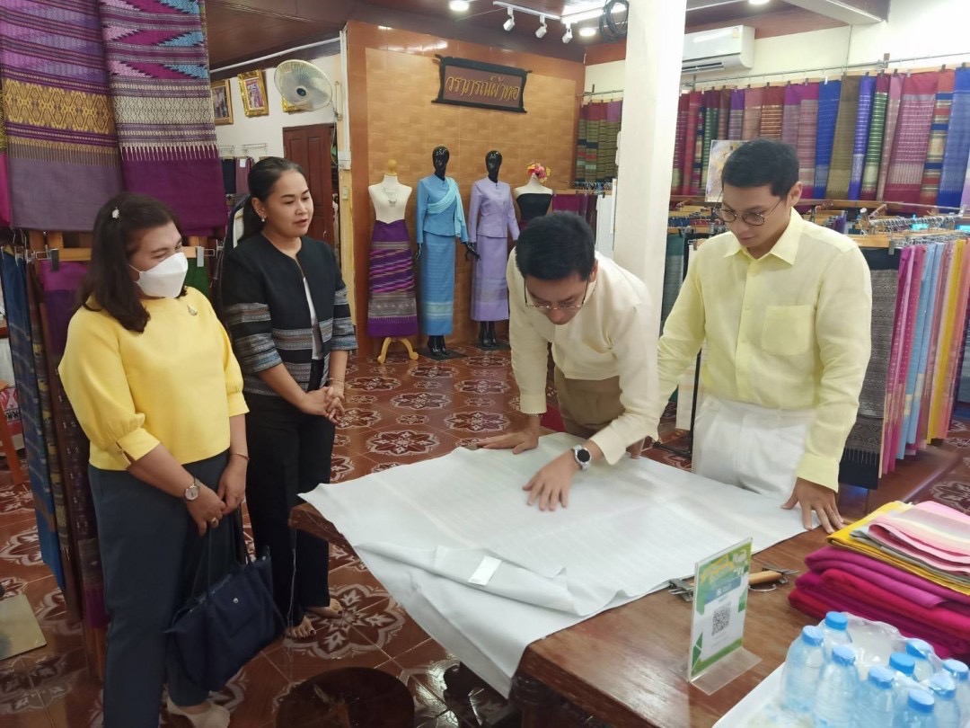 พช.น่าน“ต้อนรับดีไซน์เนอร์ แบรนด์ GLAM GOLD LABEL (แกลม โกลด์ เลเบิล) ลงพื้นที่เยี่ยมชม ให้กำลังใจผู้ประกอบการประเภทผ้าและเครื่องแต่งกาย พื้นที่จังหวัดน่าน