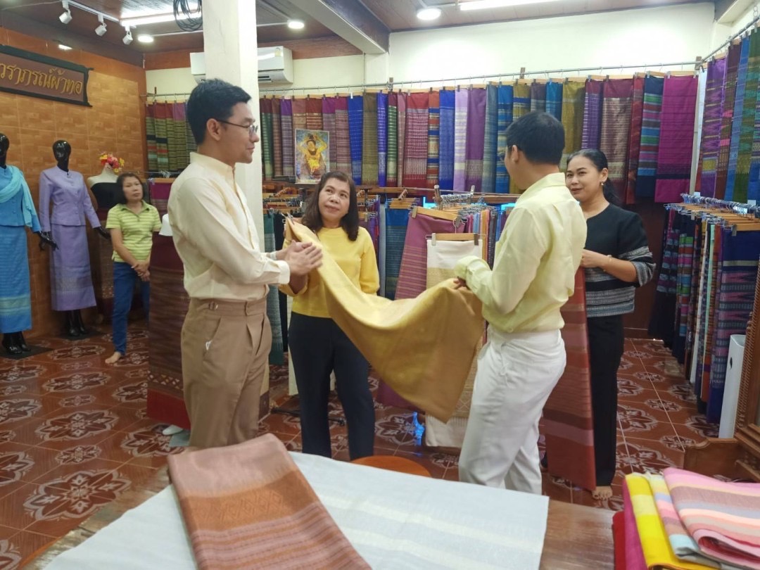 พช.น่าน“ต้อนรับดีไซน์เนอร์ แบรนด์ GLAM GOLD LABEL (แกลม โกลด์ เลเบิล) ลงพื้นที่เยี่ยมชม ให้กำลังใจผู้ประกอบการประเภทผ้าและเครื่องแต่งกาย พื้นที่จังหวัดน่าน