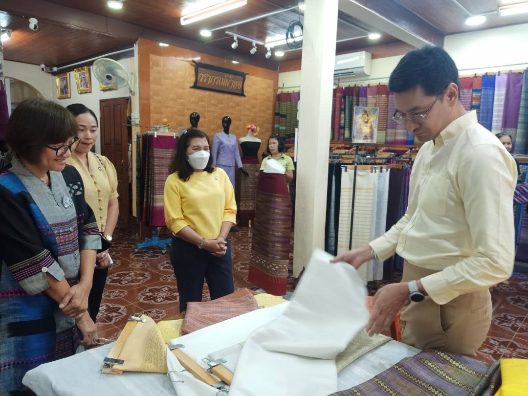 พช.น่าน“ต้อนรับดีไซน์เนอร์ แบรนด์ GLAM GOLD LABEL (แกลม โกลด์ เลเบิล) ลงพื้นที่เยี่ยมชม ให้กำลังใจผู้ประกอบการประเภทผ้าและเครื่องแต่งกาย พื้นที่จังหวัดน่าน