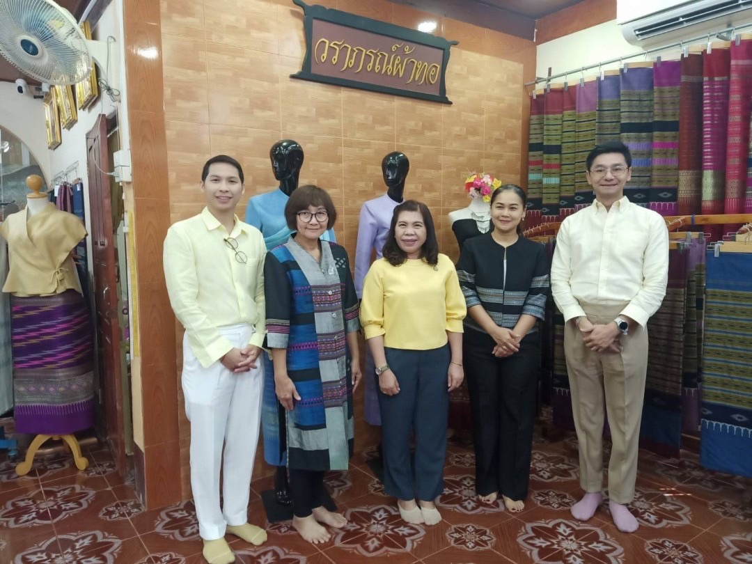 พช.น่าน“ต้อนรับดีไซน์เนอร์ แบรนด์ GLAM GOLD LABEL (แกลม โกลด์ เลเบิล) ลงพื้นที่เยี่ยมชม ให้กำลังใจผู้ประกอบการประเภทผ้าและเครื่องแต่งกาย พื้นที่จังหวัดน่าน