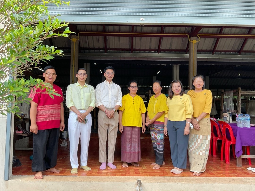 พช.น่าน“ต้อนรับดีไซน์เนอร์ แบรนด์ GLAM GOLD LABEL (แกลม โกลด์ เลเบิล) ลงพื้นที่เยี่ยมชม ให้กำลังใจผู้ประกอบการประเภทผ้าและเครื่องแต่งกาย พื้นที่จังหวัดน่าน