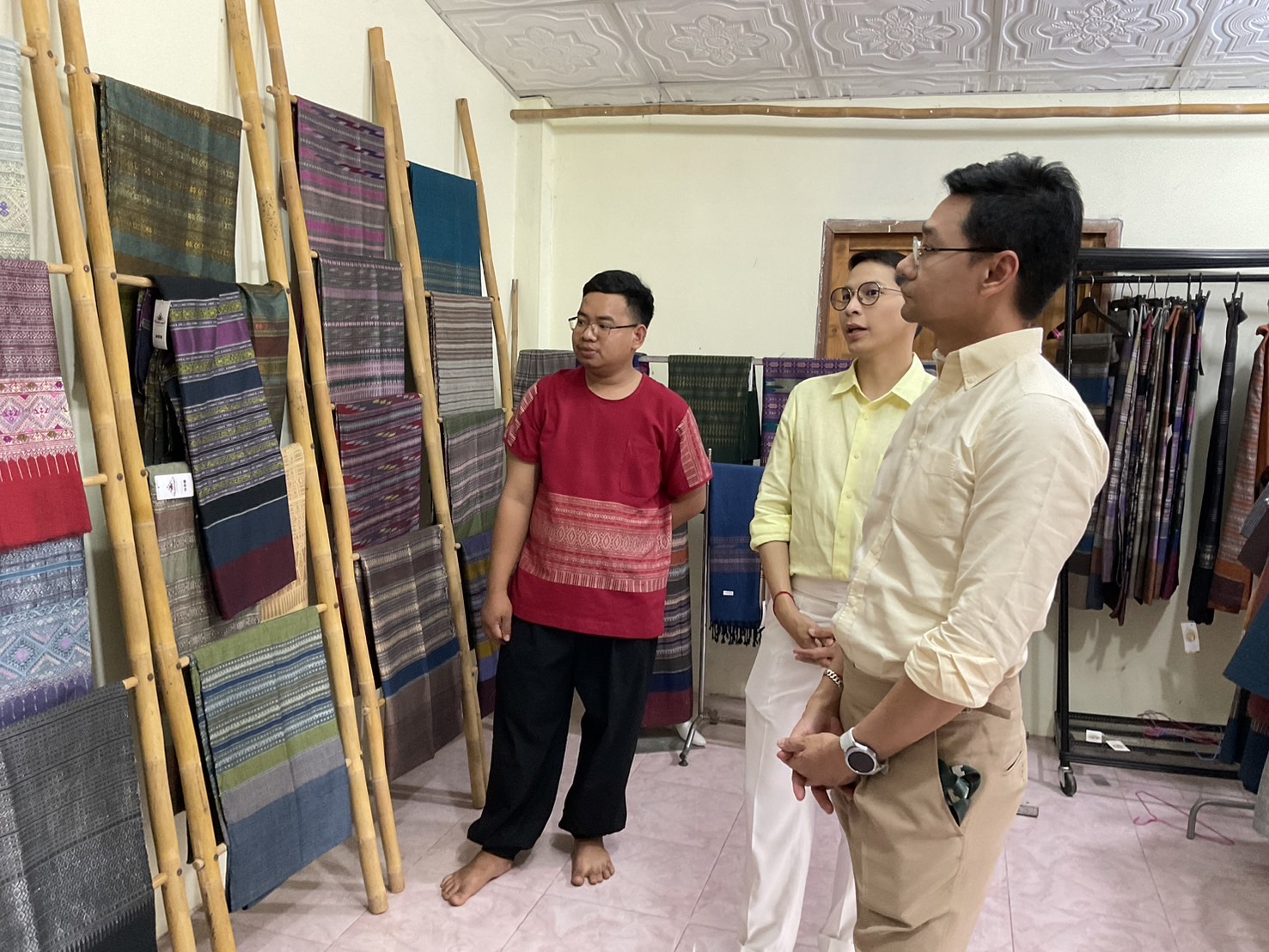 พช.น่าน“ต้อนรับดีไซน์เนอร์ แบรนด์ GLAM GOLD LABEL (แกลม โกลด์ เลเบิล) ลงพื้นที่เยี่ยมชม ให้กำลังใจผู้ประกอบการประเภทผ้าและเครื่องแต่งกาย พื้นที่จังหวัดน่าน