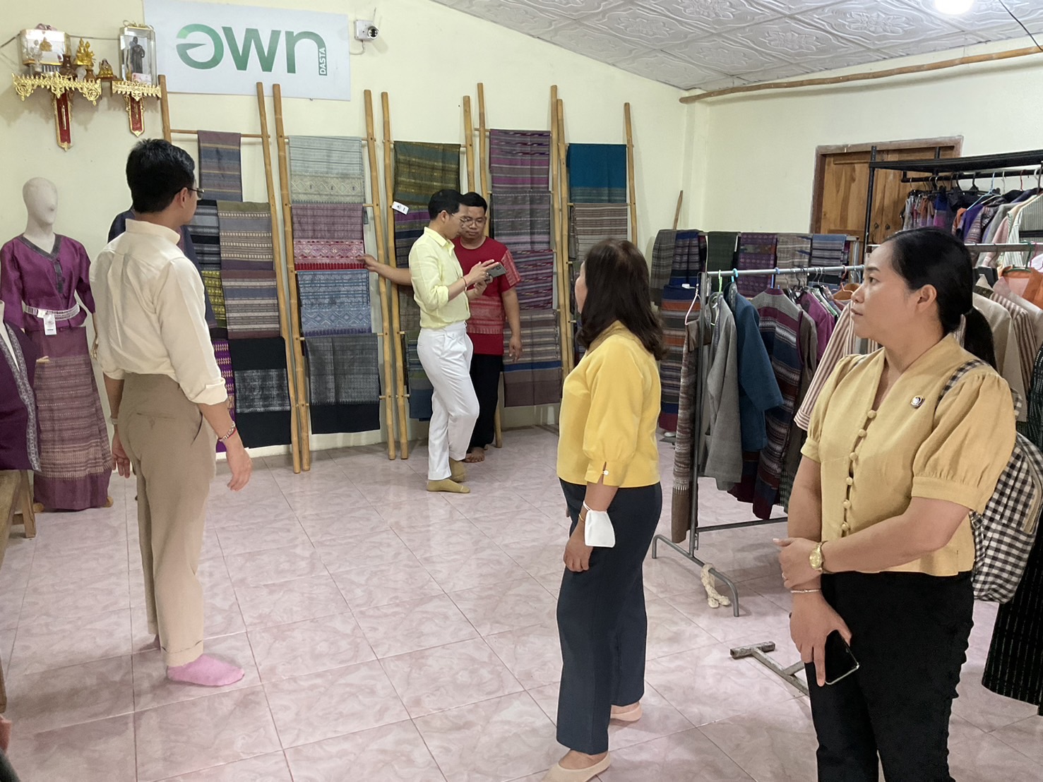 พช.น่าน“ต้อนรับดีไซน์เนอร์ แบรนด์ GLAM GOLD LABEL (แกลม โกลด์ เลเบิล) ลงพื้นที่เยี่ยมชม ให้กำลังใจผู้ประกอบการประเภทผ้าและเครื่องแต่งกาย พื้นที่จังหวัดน่าน