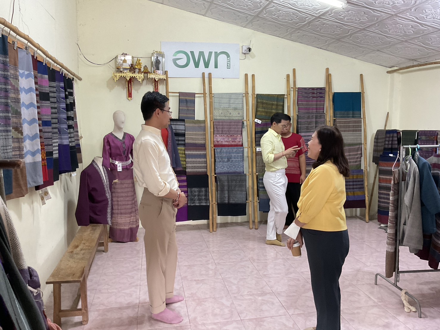 พช.น่าน“ต้อนรับดีไซน์เนอร์ แบรนด์ GLAM GOLD LABEL (แกลม โกลด์ เลเบิล) ลงพื้นที่เยี่ยมชม ให้กำลังใจผู้ประกอบการประเภทผ้าและเครื่องแต่งกาย พื้นที่จังหวัดน่าน