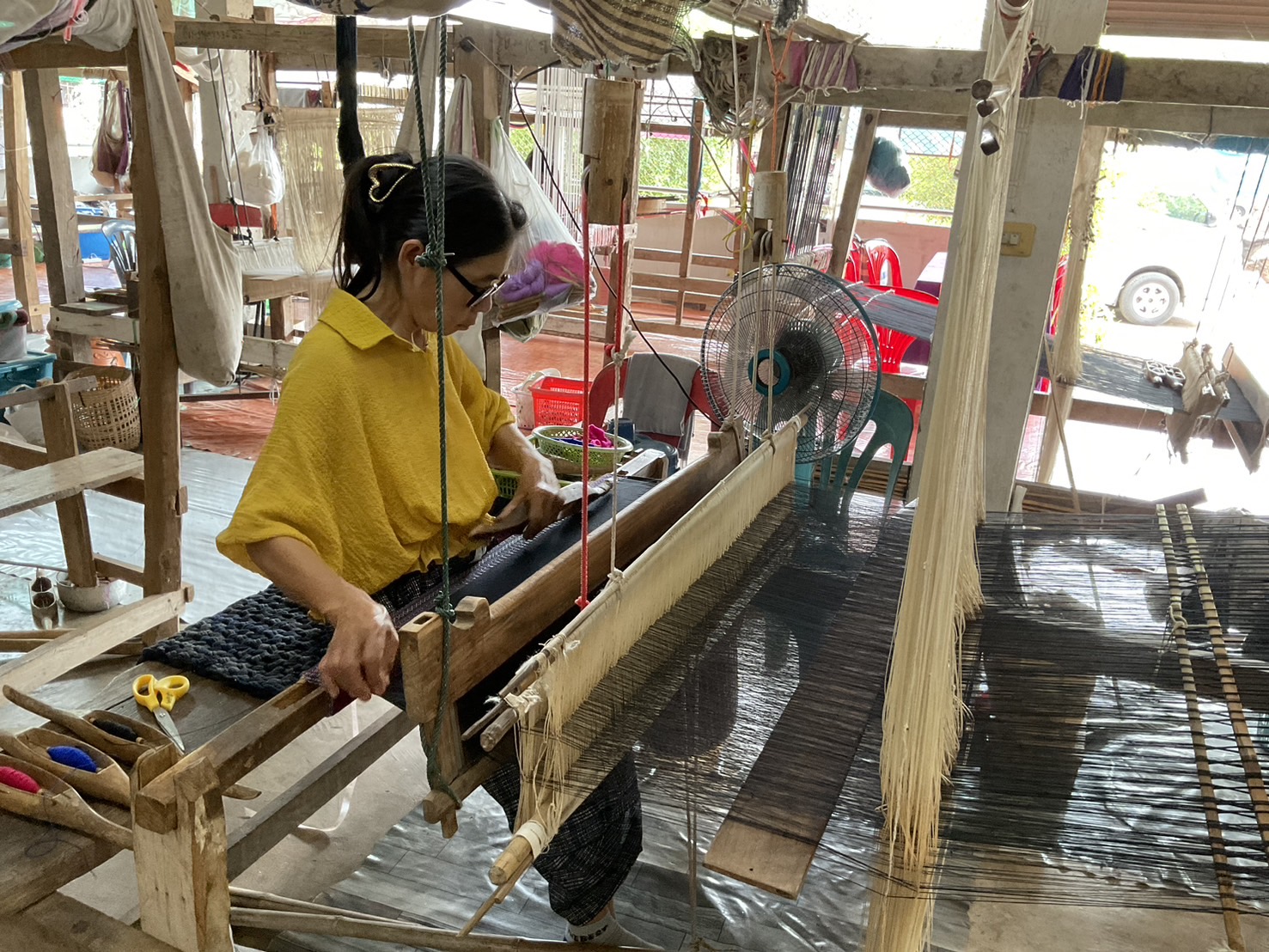 พช.น่าน“ต้อนรับดีไซน์เนอร์ แบรนด์ GLAM GOLD LABEL (แกลม โกลด์ เลเบิล) ลงพื้นที่เยี่ยมชม ให้กำลังใจผู้ประกอบการประเภทผ้าและเครื่องแต่งกาย พื้นที่จังหวัดน่าน