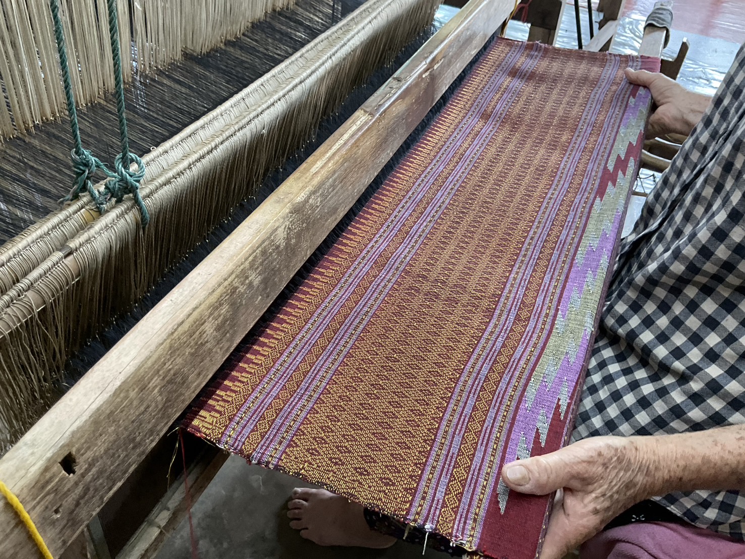 พช.น่าน“ต้อนรับดีไซน์เนอร์ แบรนด์ GLAM GOLD LABEL (แกลม โกลด์ เลเบิล) ลงพื้นที่เยี่ยมชม ให้กำลังใจผู้ประกอบการประเภทผ้าและเครื่องแต่งกาย พื้นที่จังหวัดน่าน