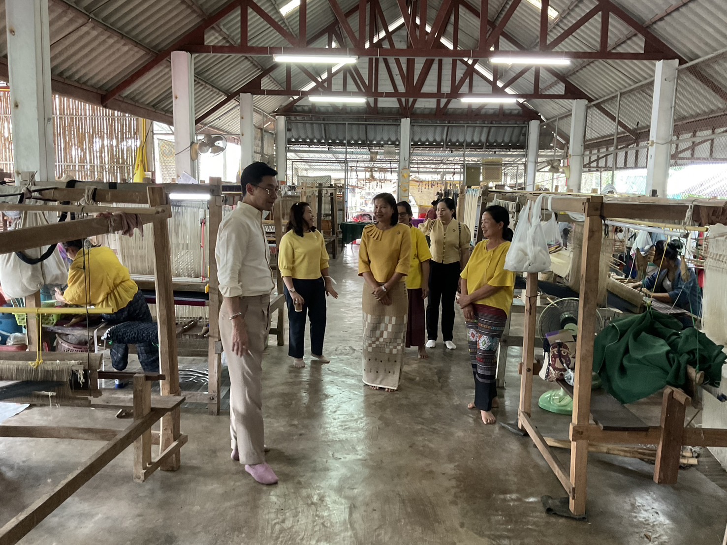 พช.น่าน“ต้อนรับดีไซน์เนอร์ แบรนด์ GLAM GOLD LABEL (แกลม โกลด์ เลเบิล) ลงพื้นที่เยี่ยมชม ให้กำลังใจผู้ประกอบการประเภทผ้าและเครื่องแต่งกาย พื้นที่จังหวัดน่าน