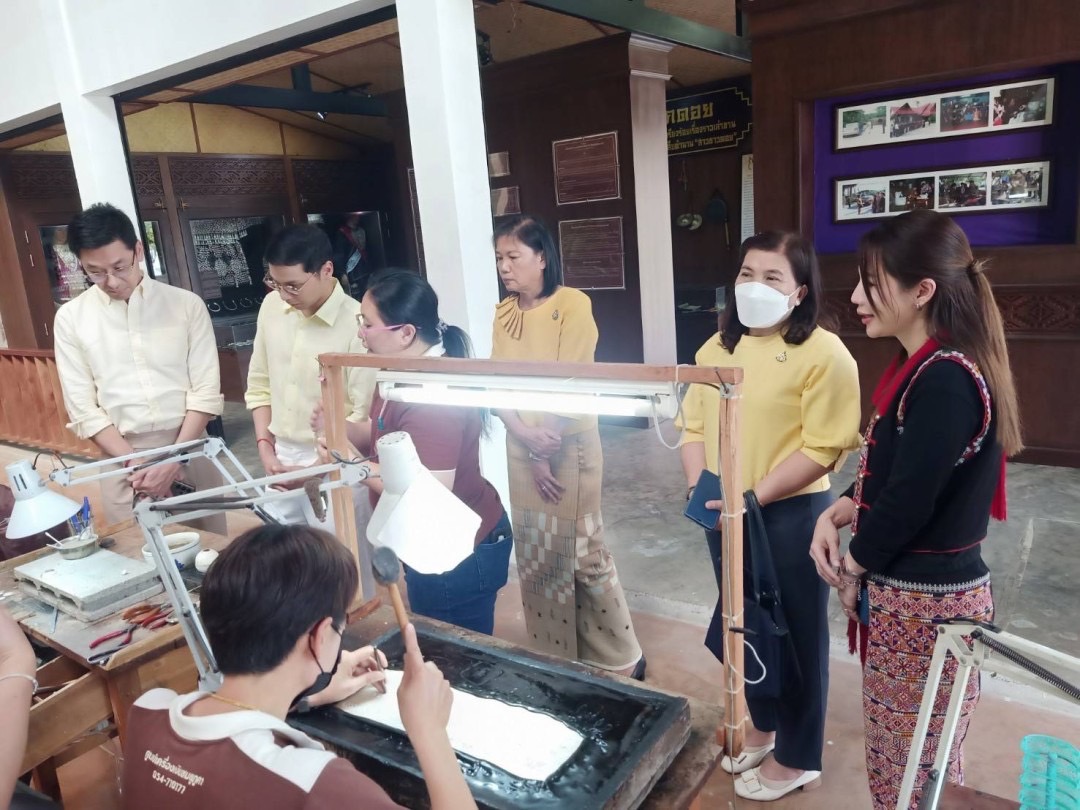 พช.น่าน“ต้อนรับดีไซน์เนอร์ แบรนด์ GLAM GOLD LABEL (แกลม โกลด์ เลเบิล) ลงพื้นที่เยี่ยมชม ให้กำลังใจผู้ประกอบการประเภทผ้าและเครื่องแต่งกาย พื้นที่จังหวัดน่าน