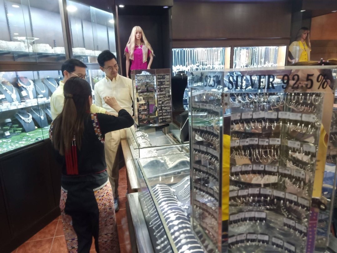 พช.น่าน“ต้อนรับดีไซน์เนอร์ แบรนด์ GLAM GOLD LABEL (แกลม โกลด์ เลเบิล) ลงพื้นที่เยี่ยมชม ให้กำลังใจผู้ประกอบการประเภทผ้าและเครื่องแต่งกาย พื้นที่จังหวัดน่าน