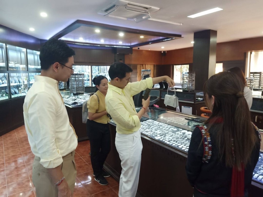 พช.น่าน“ต้อนรับดีไซน์เนอร์ แบรนด์ GLAM GOLD LABEL (แกลม โกลด์ เลเบิล) ลงพื้นที่เยี่ยมชม ให้กำลังใจผู้ประกอบการประเภทผ้าและเครื่องแต่งกาย พื้นที่จังหวัดน่าน