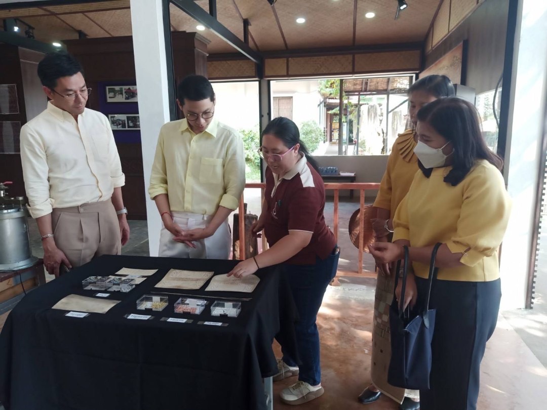 พช.น่าน“ต้อนรับดีไซน์เนอร์ แบรนด์ GLAM GOLD LABEL (แกลม โกลด์ เลเบิล) ลงพื้นที่เยี่ยมชม ให้กำลังใจผู้ประกอบการประเภทผ้าและเครื่องแต่งกาย พื้นที่จังหวัดน่าน