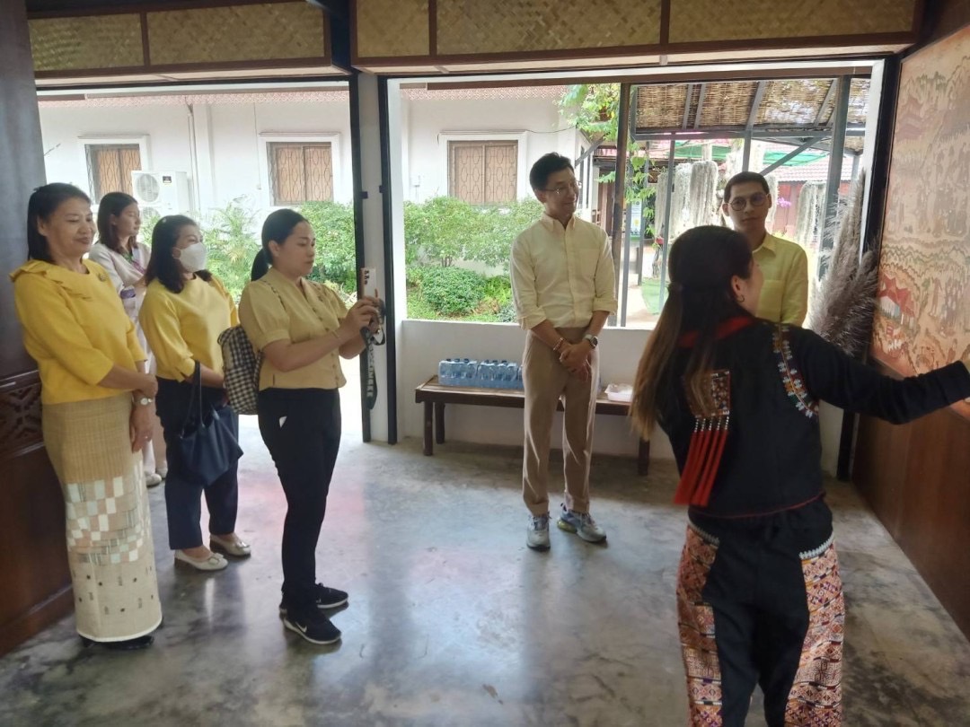 พช.น่าน“ต้อนรับดีไซน์เนอร์ แบรนด์ GLAM GOLD LABEL (แกลม โกลด์ เลเบิล) ลงพื้นที่เยี่ยมชม ให้กำลังใจผู้ประกอบการประเภทผ้าและเครื่องแต่งกาย พื้นที่จังหวัดน่าน