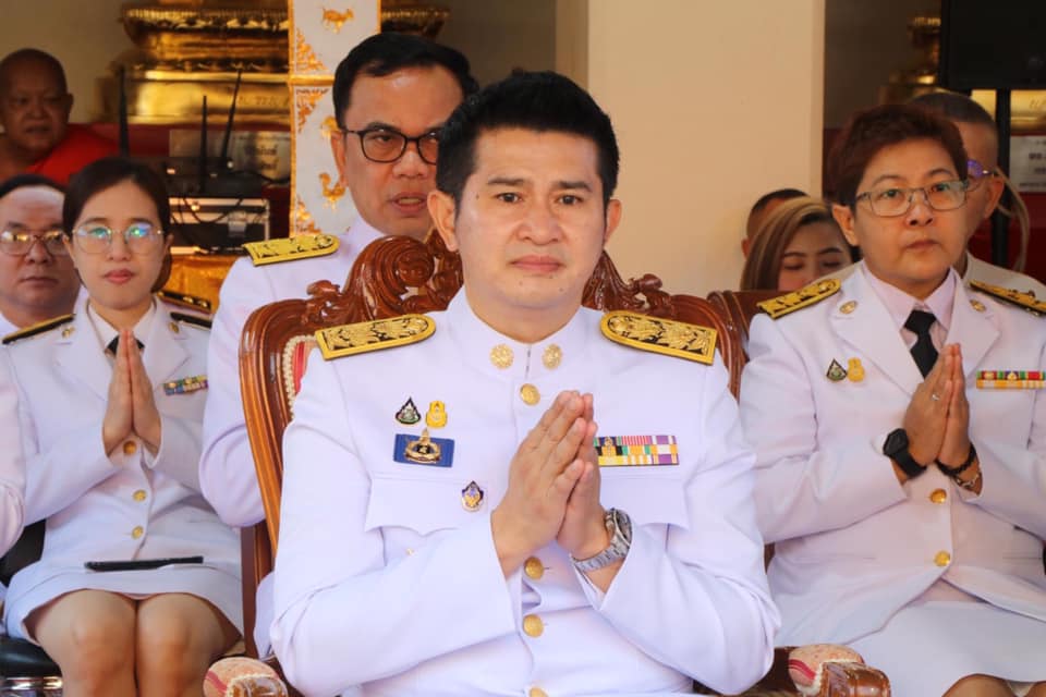 พช.น่านร่วมประกอบพิธีทำบุญตักบาตรพระสงฆ์ 108 รูป ฟังพระธรรมเทศนา เนื่องในงานสมโภชพระมหาธาตุเจ้าภูเพียงแช่แห้ง ประจำปี 2567