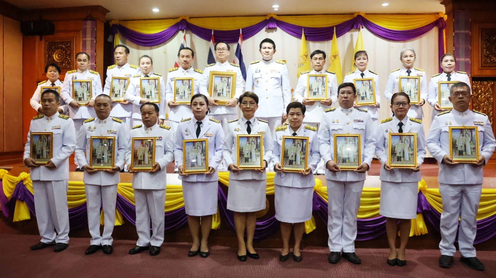 พช.น่าน ร่วมพิธีรับพระราชทานพระบรมฉายาลักษณ์ พระบาทสมเด็จพระเจ้าอยู่หัว ที่ฉายกับสมเด็จพระนางเจ้าฯพระบรมราชินี