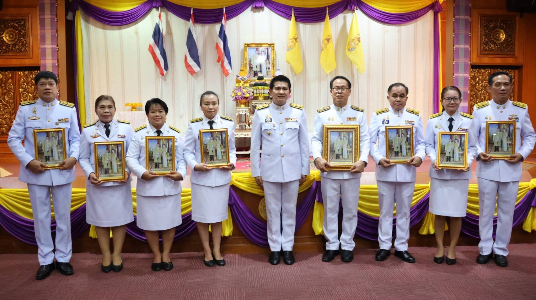 พช.น่าน ร่วมพิธีรับพระราชทานพระบรมฉายาลักษณ์ พระบาทสมเด็จพระเจ้าอยู่หัว ที่ฉายกับสมเด็จพระนางเจ้าฯพระบรมราชินี