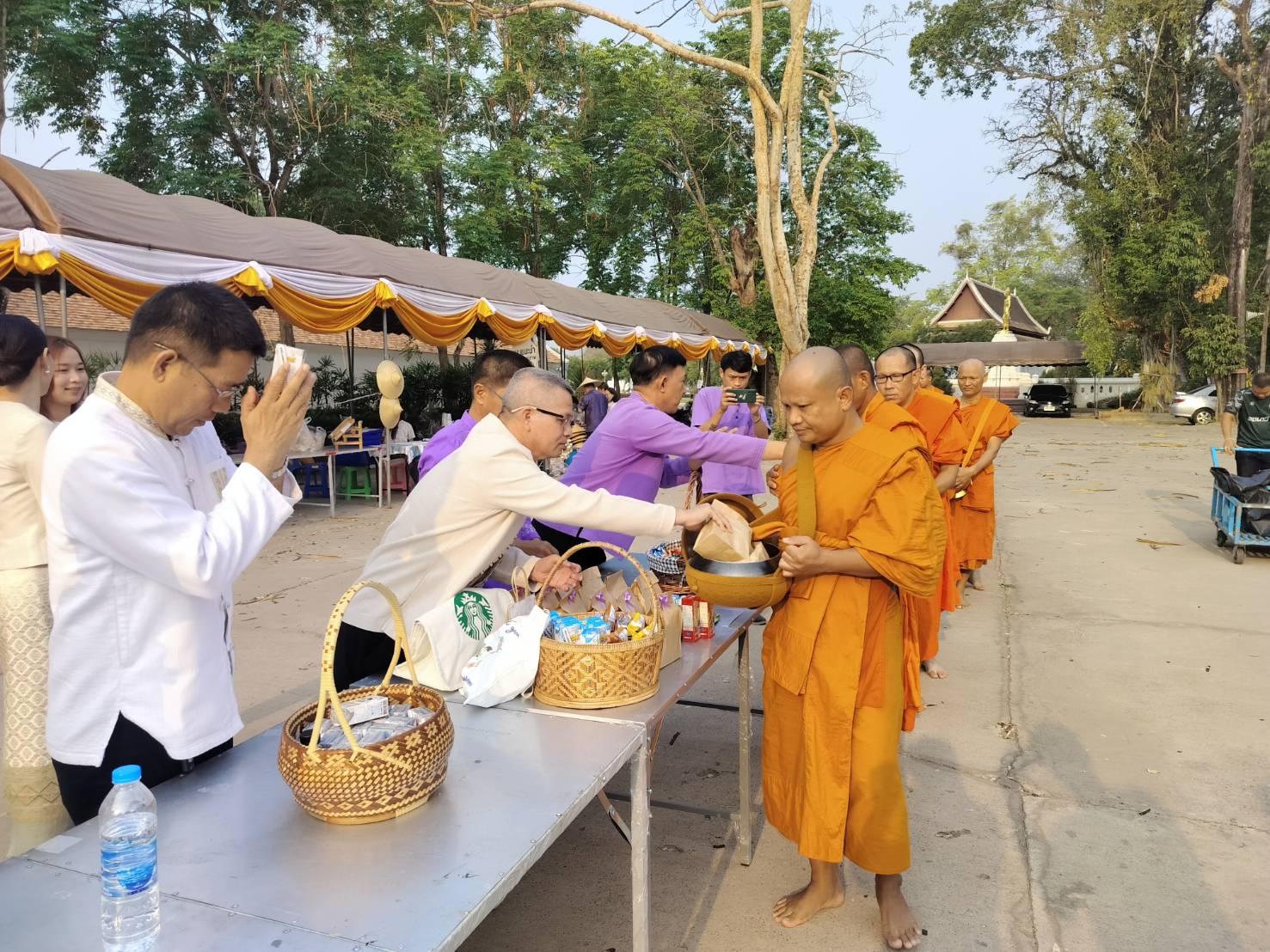 พช.น่าน ร่วมกิจกรรมทำบุญตักบาตรข้าวสารอาหารแห้ง เนื่องในวันผู้สูงอายุและวันครอบครัวจังหวัดน่าน ประจำปี 2567