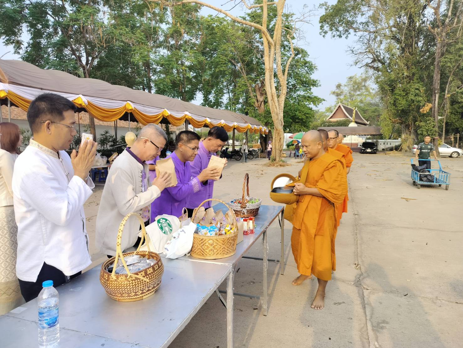 พช.น่าน ร่วมกิจกรรมทำบุญตักบาตรข้าวสารอาหารแห้ง เนื่องในวันผู้สูงอายุและวันครอบครัวจังหวัดน่าน ประจำปี 2567