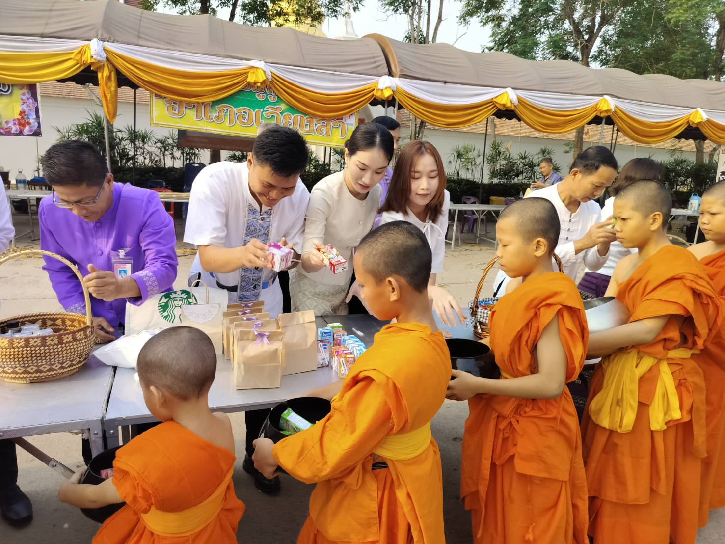 พช.น่าน ร่วมกิจกรรมทำบุญตักบาตรข้าวสารอาหารแห้ง เนื่องในวันผู้สูงอายุและวันครอบครัวจังหวัดน่าน ประจำปี 2567