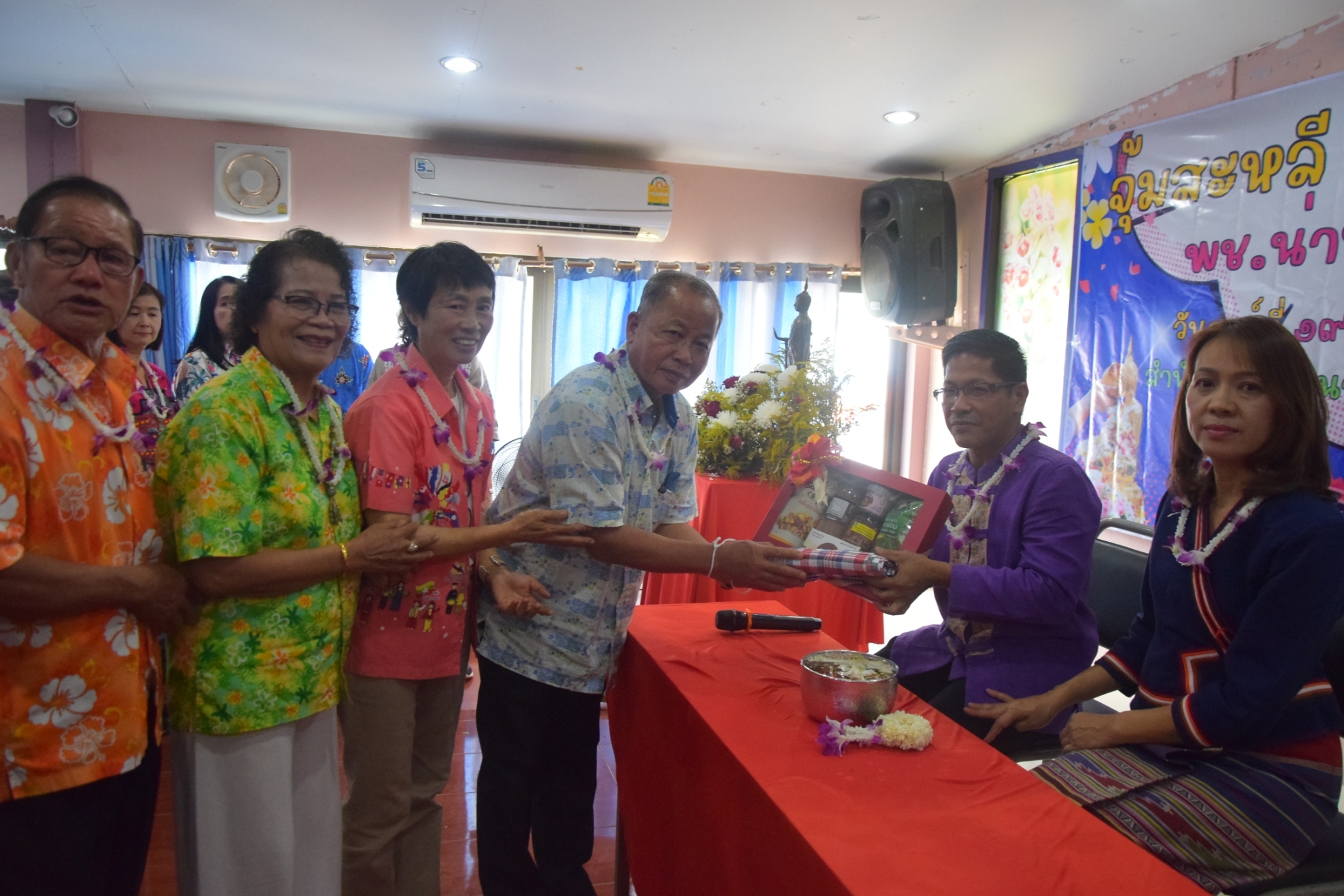 พช.น่าน จัดพิธีสูมาการวะรดน้ำดำหัวพัฒนาการจังหวัดน่าน และข้าราชการบำนาญ เนื่องในวันปี๋ใหม่เมือง 2567