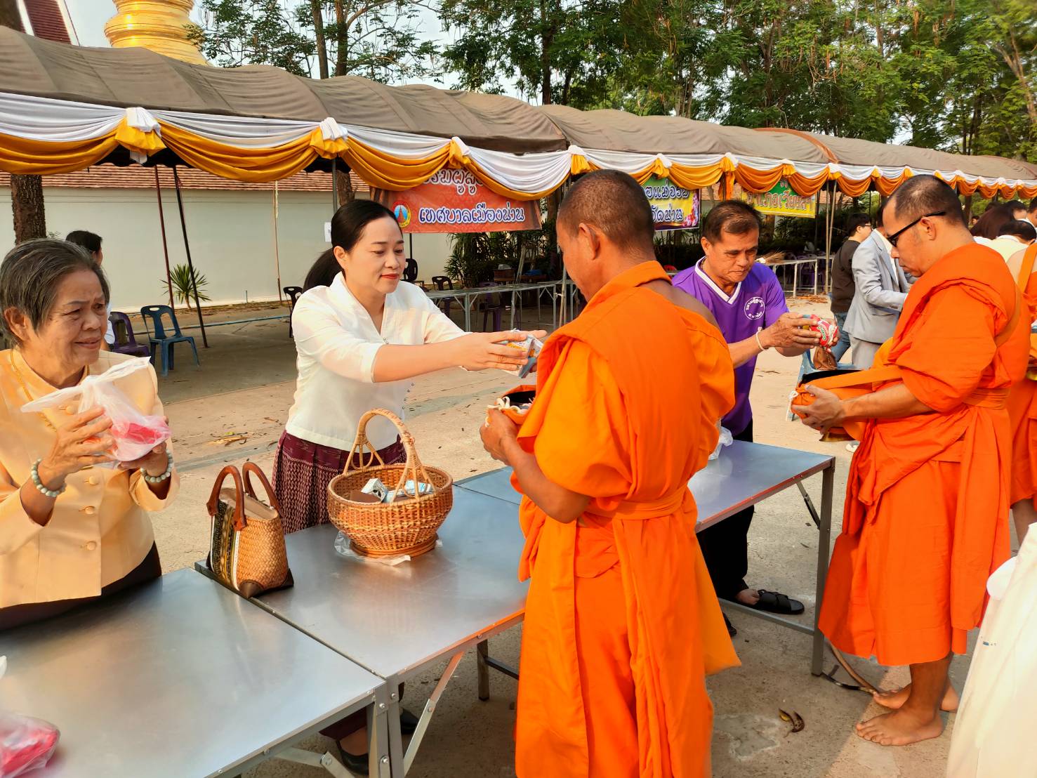 พช.น่าน ร่วมกิจกรรมทำบุญตักบาตรข้าวสารอาหารแห้ง เนื่องในวันผู้สูงอายุและวันครอบครัวจังหวัดน่าน ประจำปี 2567