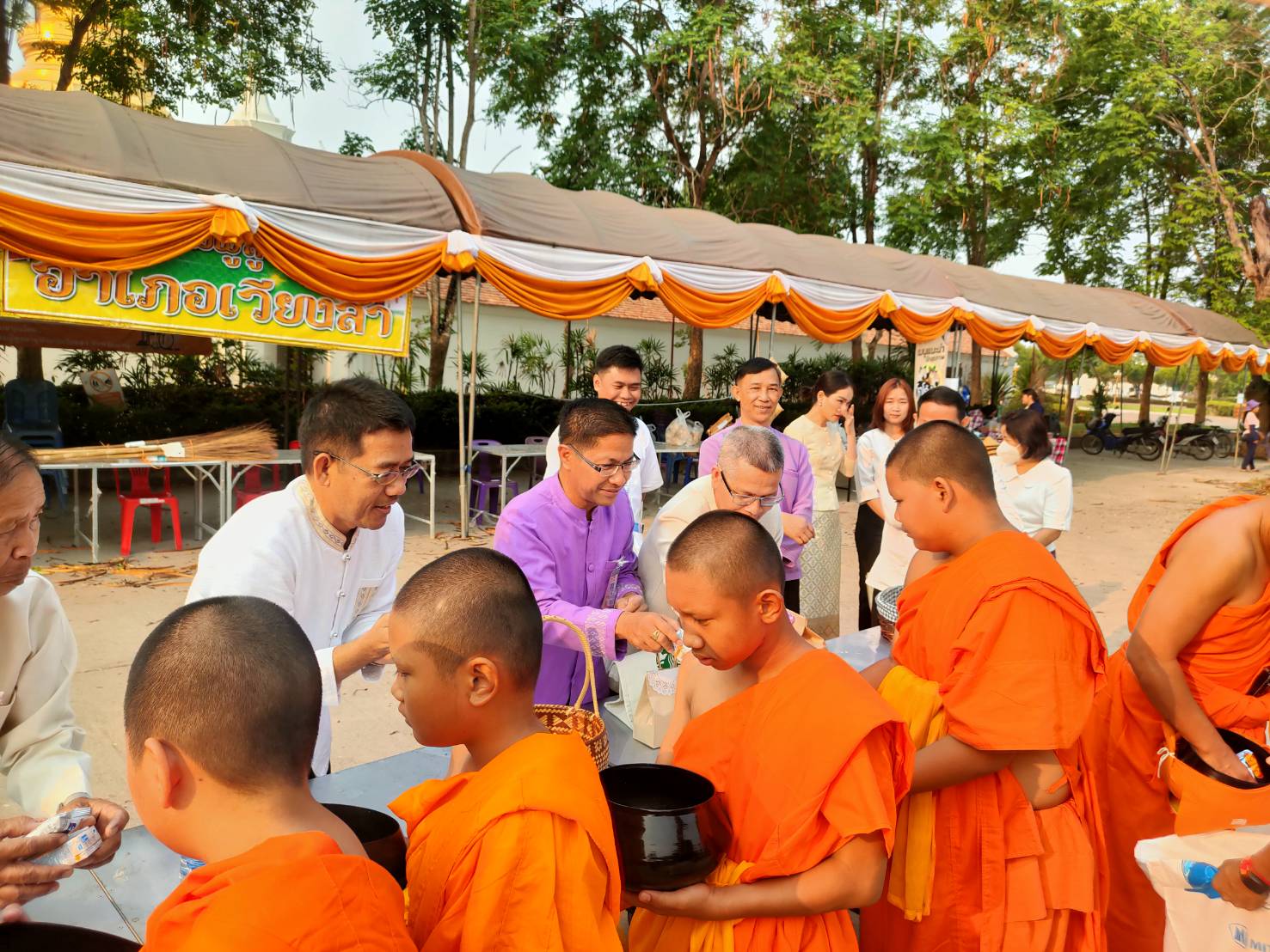 พช.น่าน ร่วมกิจกรรมทำบุญตักบาตรข้าวสารอาหารแห้ง เนื่องในวันผู้สูงอายุและวันครอบครัวจังหวัดน่าน ประจำปี 2567