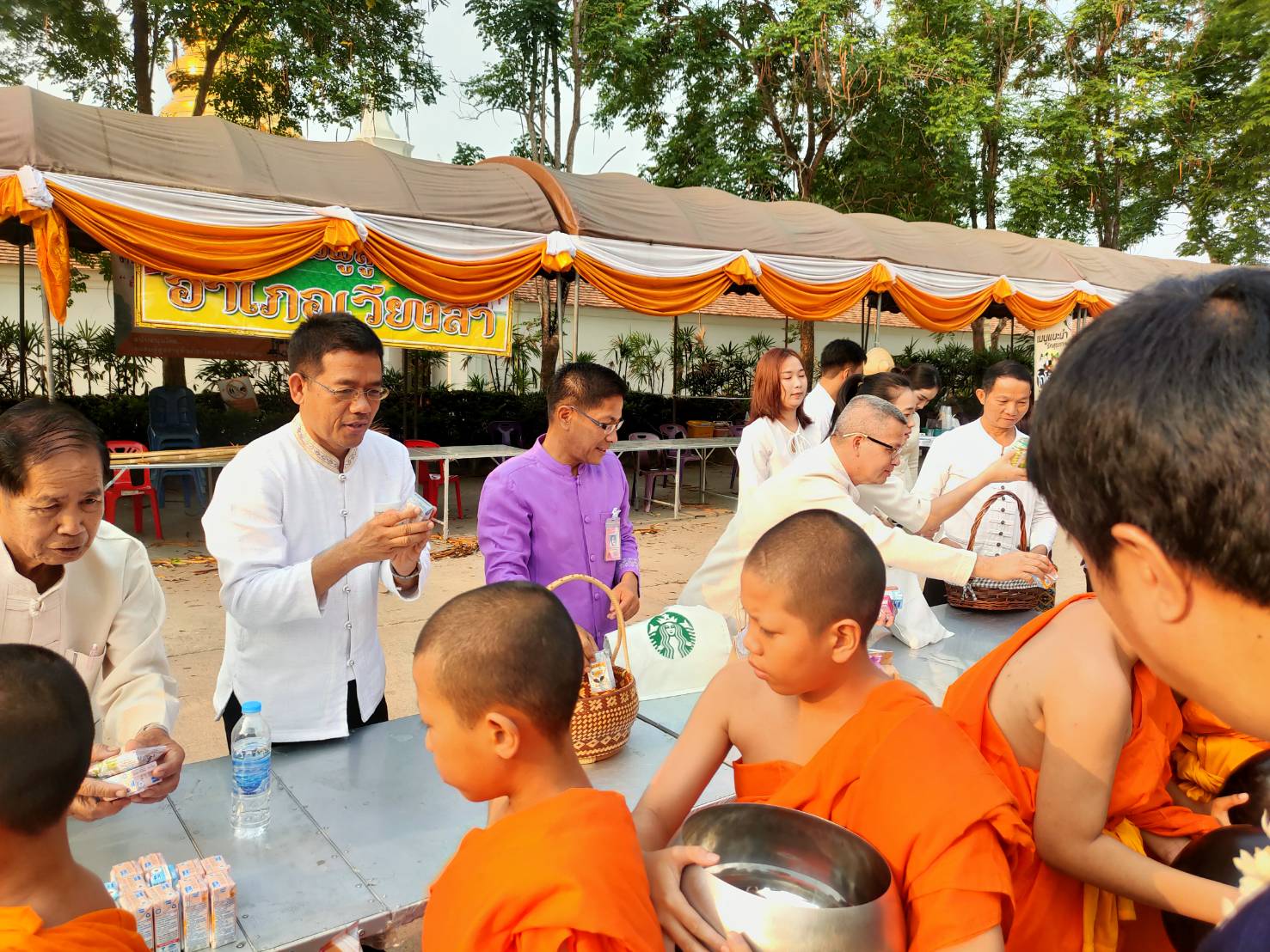 พช.น่าน ร่วมกิจกรรมทำบุญตักบาตรข้าวสารอาหารแห้ง เนื่องในวันผู้สูงอายุและวันครอบครัวจังหวัดน่าน ประจำปี 2567