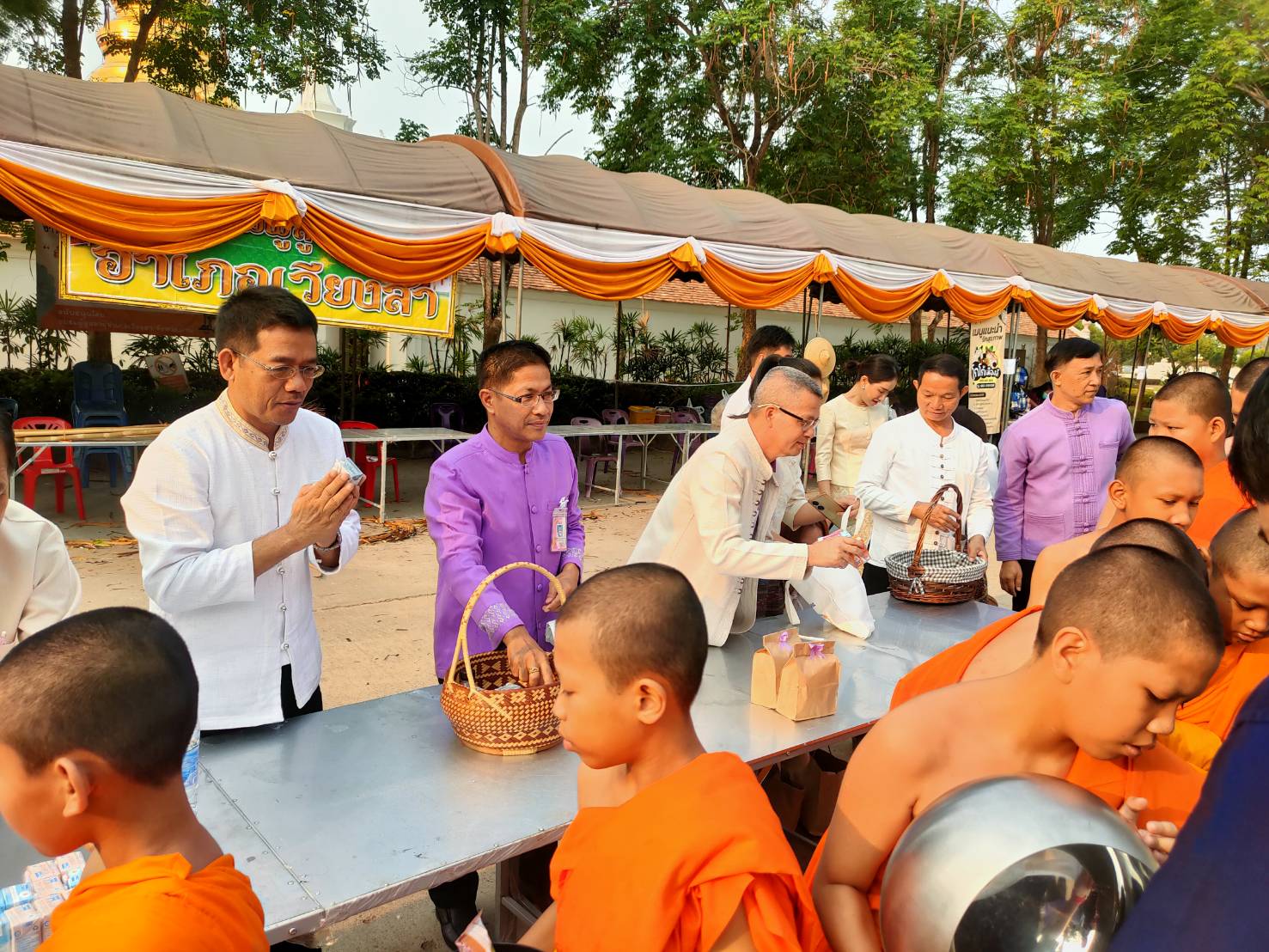 พช.น่าน ร่วมกิจกรรมทำบุญตักบาตรข้าวสารอาหารแห้ง เนื่องในวันผู้สูงอายุและวันครอบครัวจังหวัดน่าน ประจำปี 2567