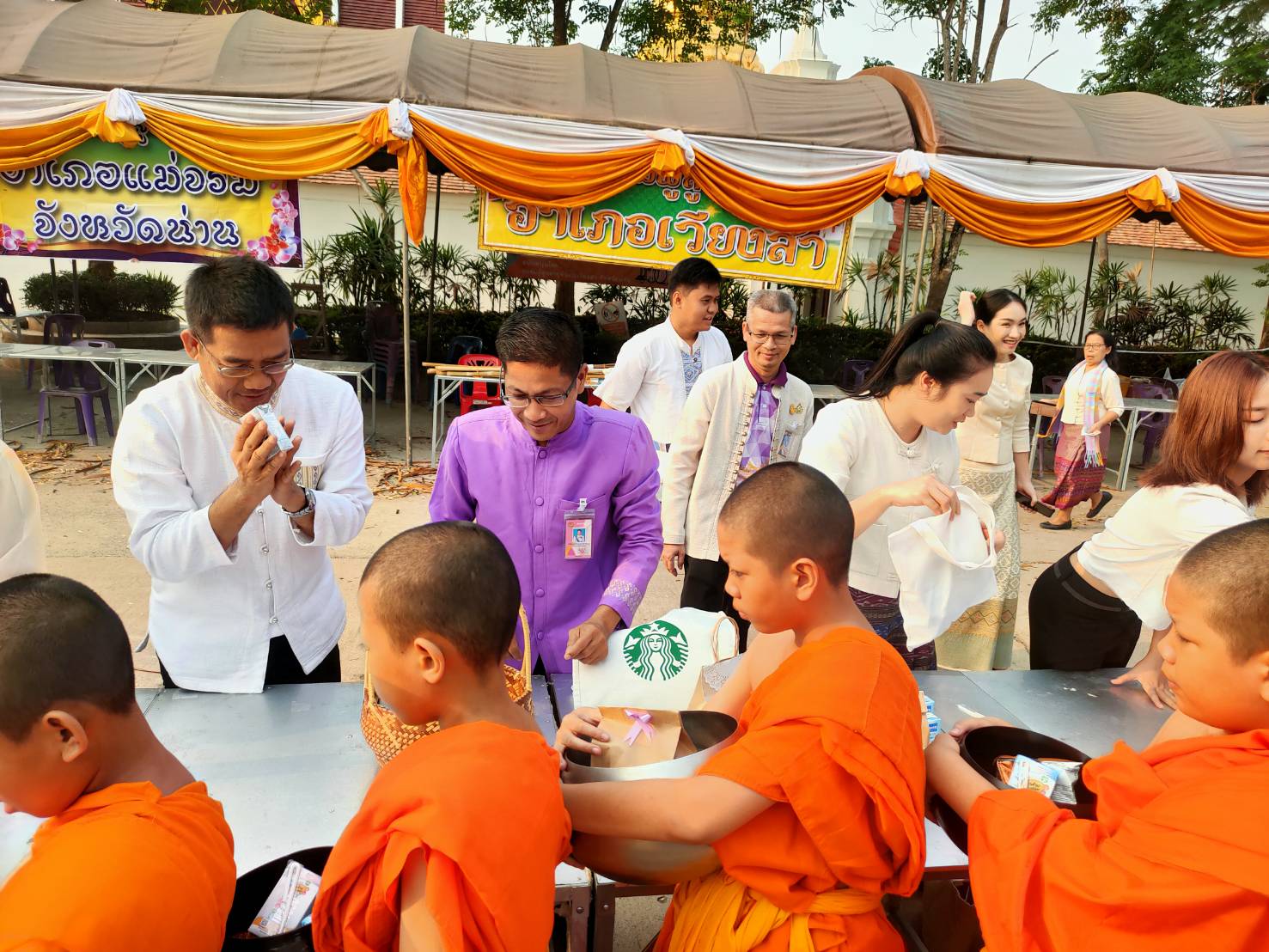พช.น่าน ร่วมกิจกรรมทำบุญตักบาตรข้าวสารอาหารแห้ง เนื่องในวันผู้สูงอายุและวันครอบครัวจังหวัดน่าน ประจำปี 2567